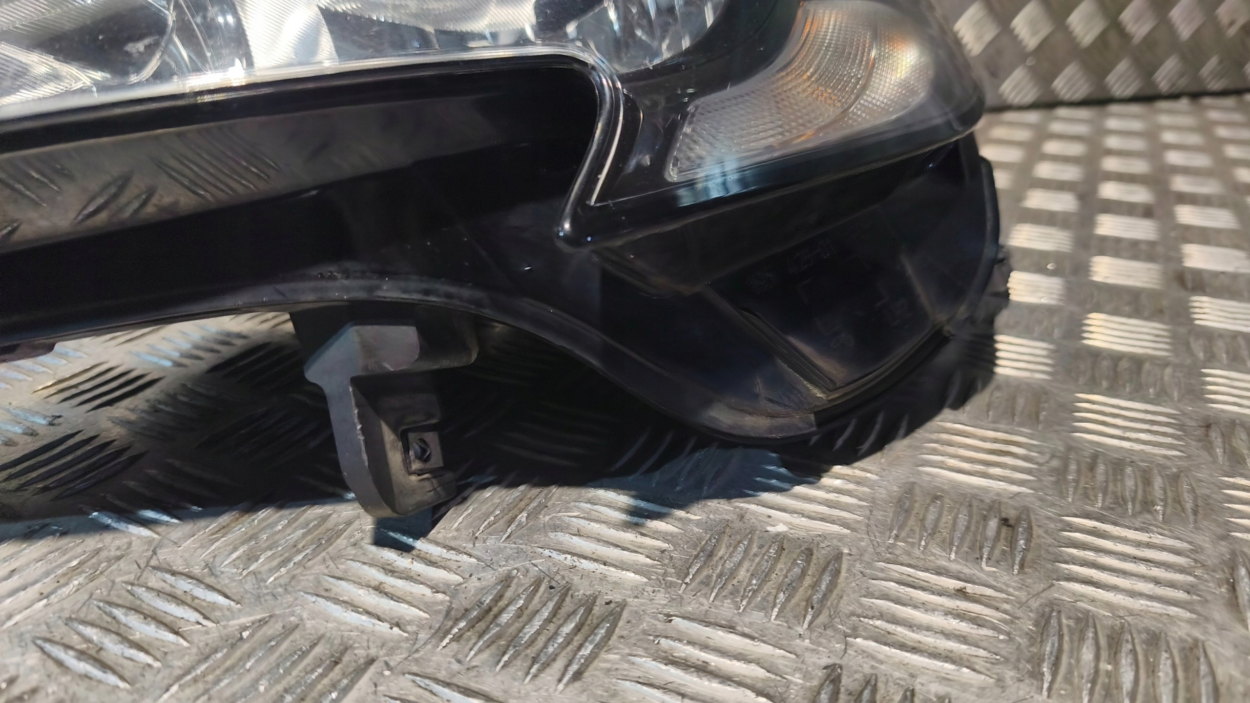 light left front OPEL CORSA E 2018r 39108222LH