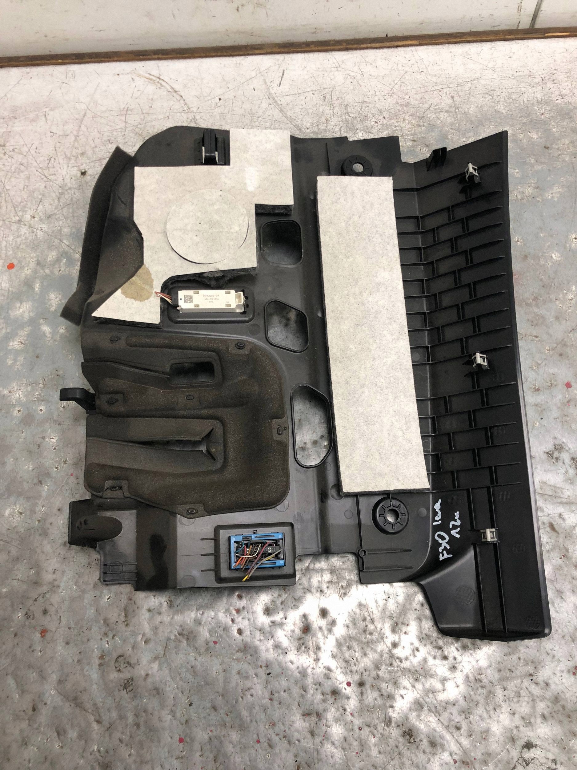 cover spoiler consoles lower left BMW F30 9231254