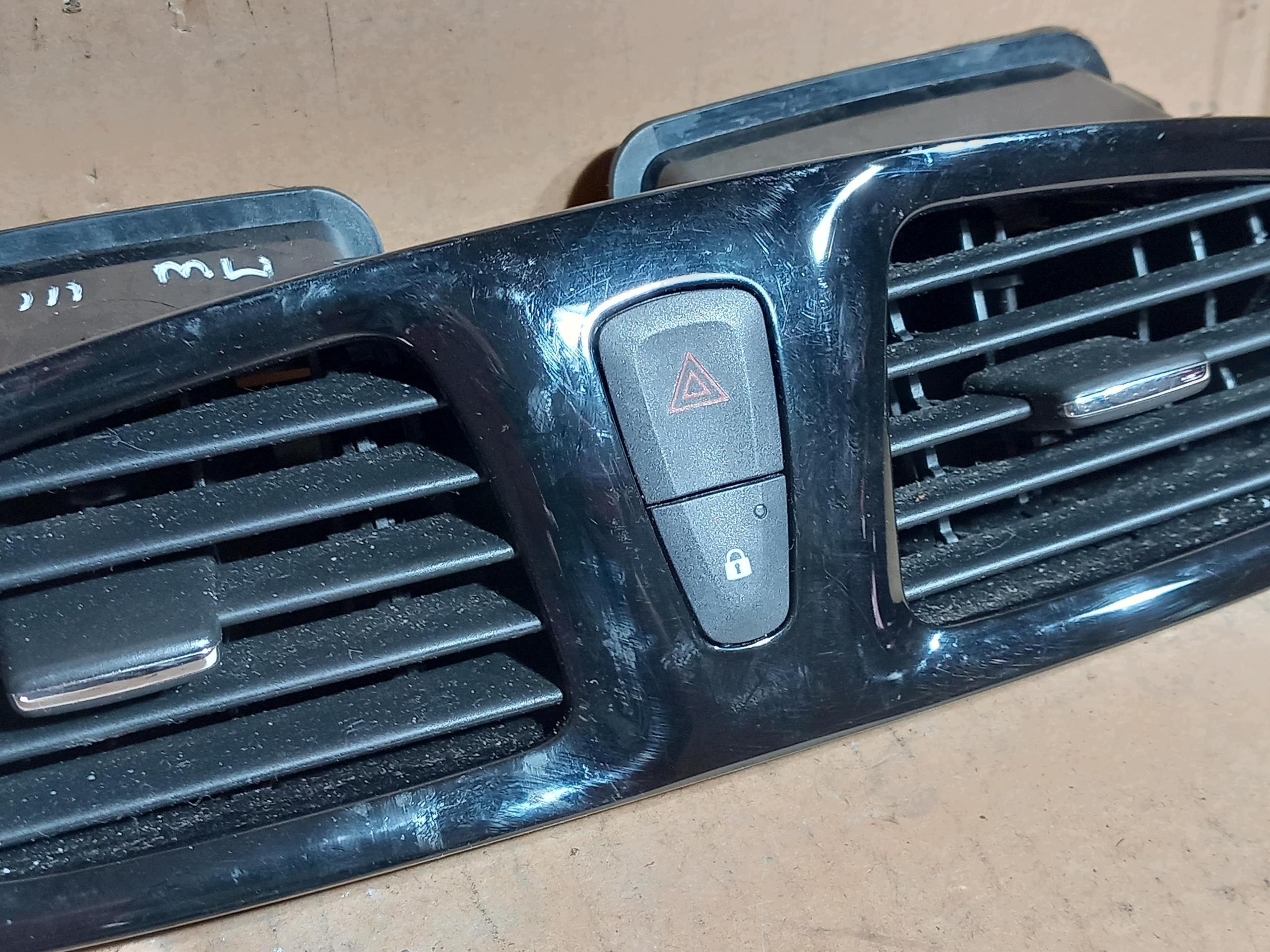 grid air conditioning devices central front RENAULT SCENIC III 682600031R