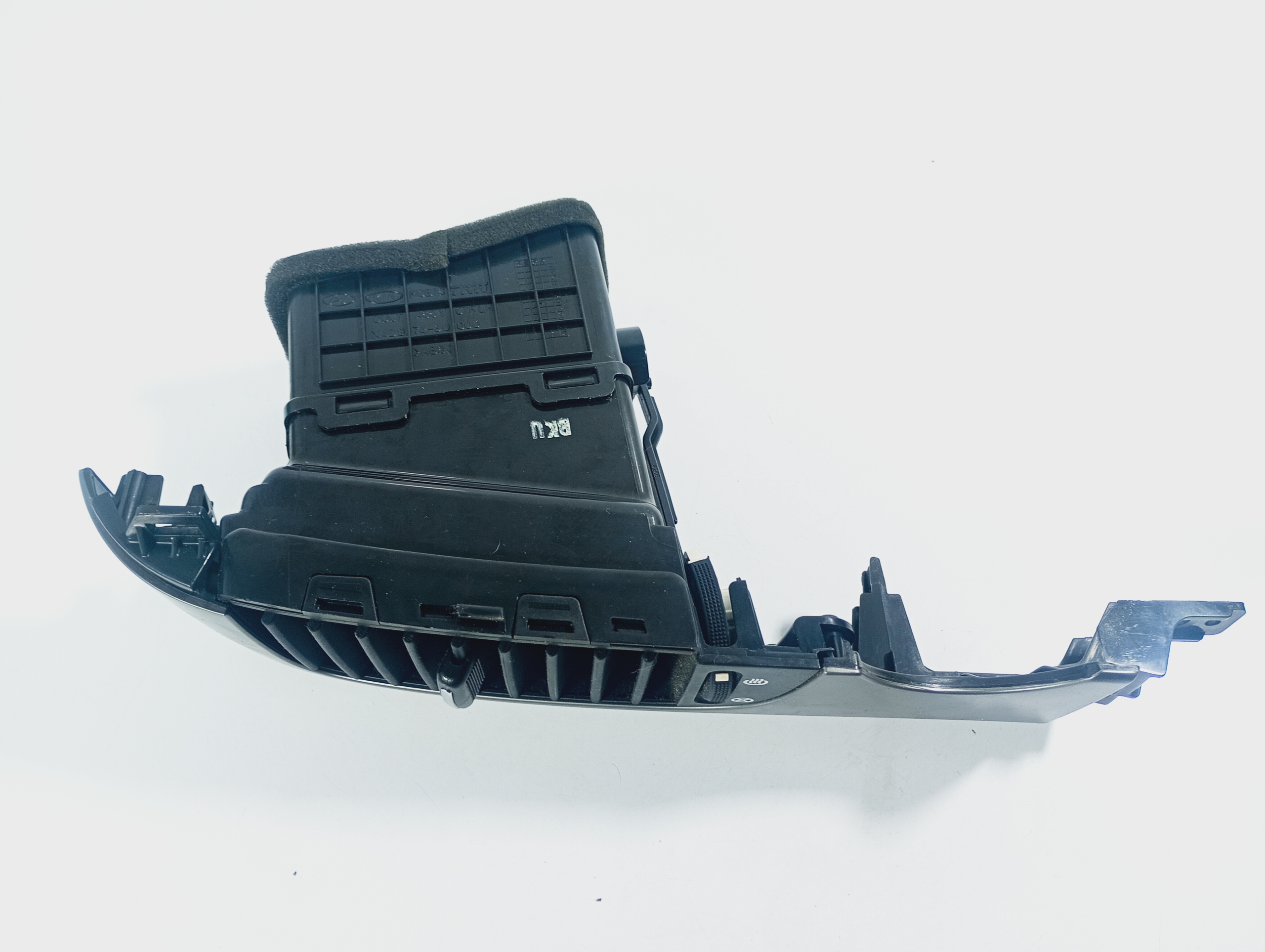 grid air conditioning devices air central left OE X4D97430000 Kia Carnival 06-15