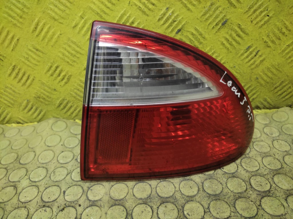 SEAT LEON and light right rear part 1M6945096A