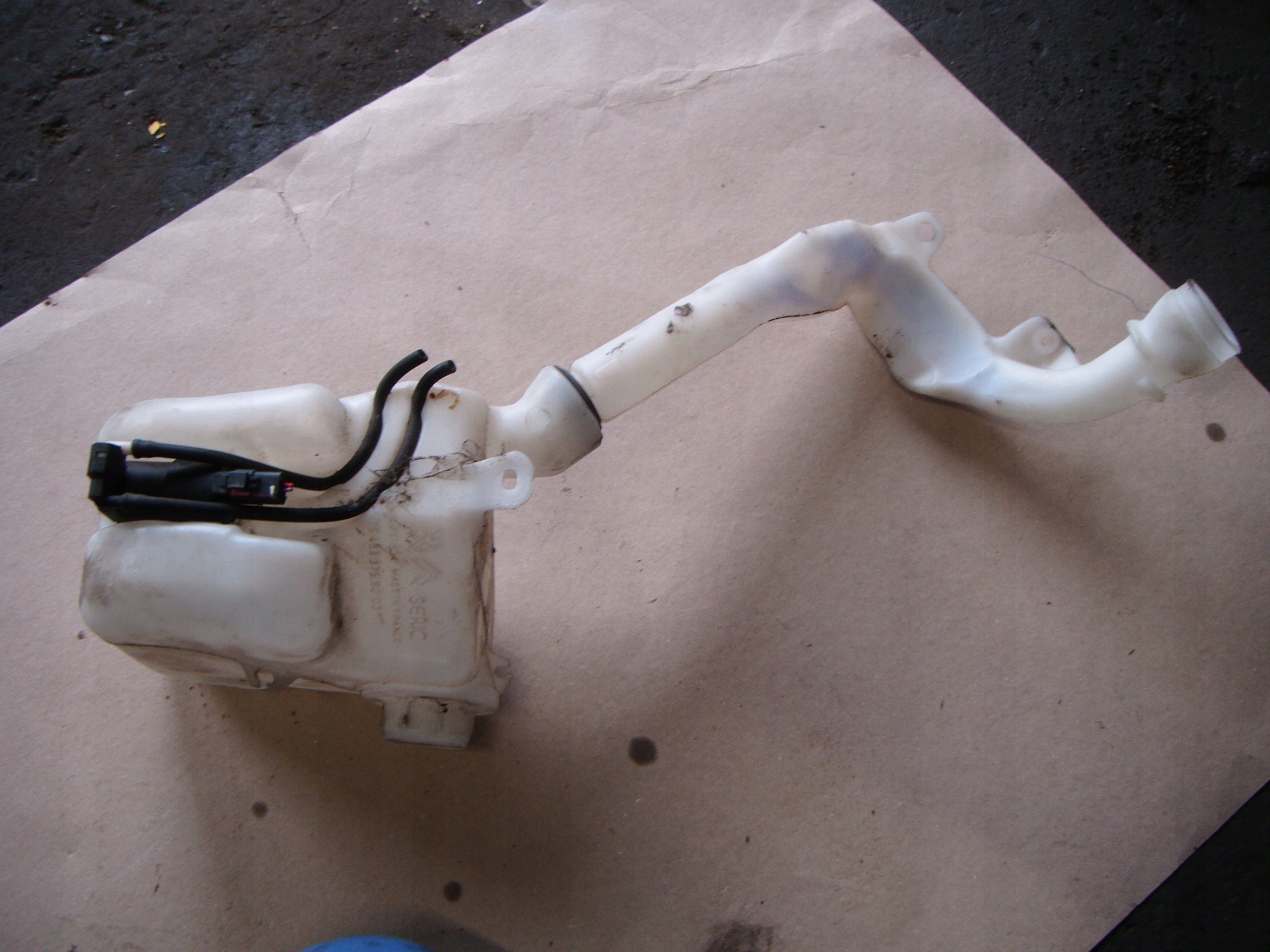 PEUGEOT 207 SW 08-12 ZBIORNICZEK SPRYSKIWACZY