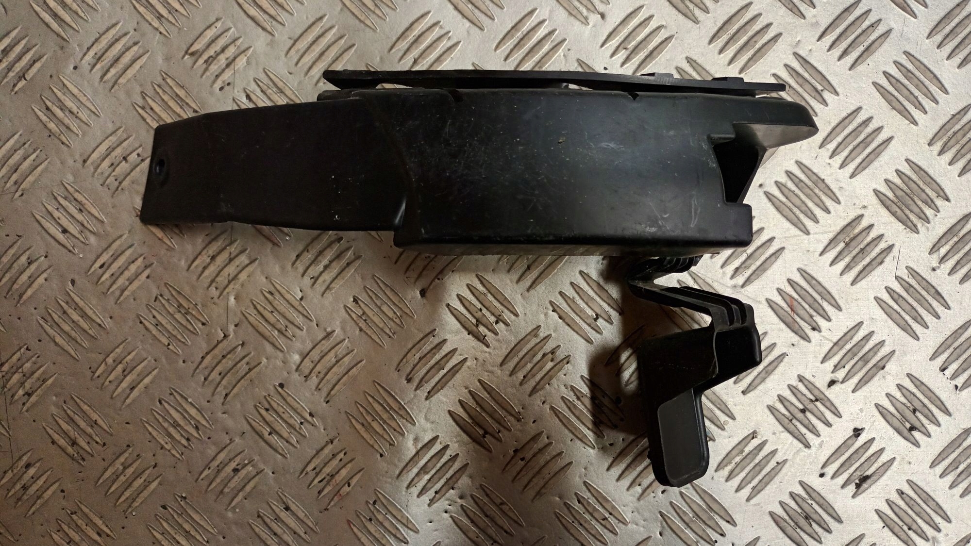 left bumper bracket of the rear RANGE ROVER EVOQUE II 2018->