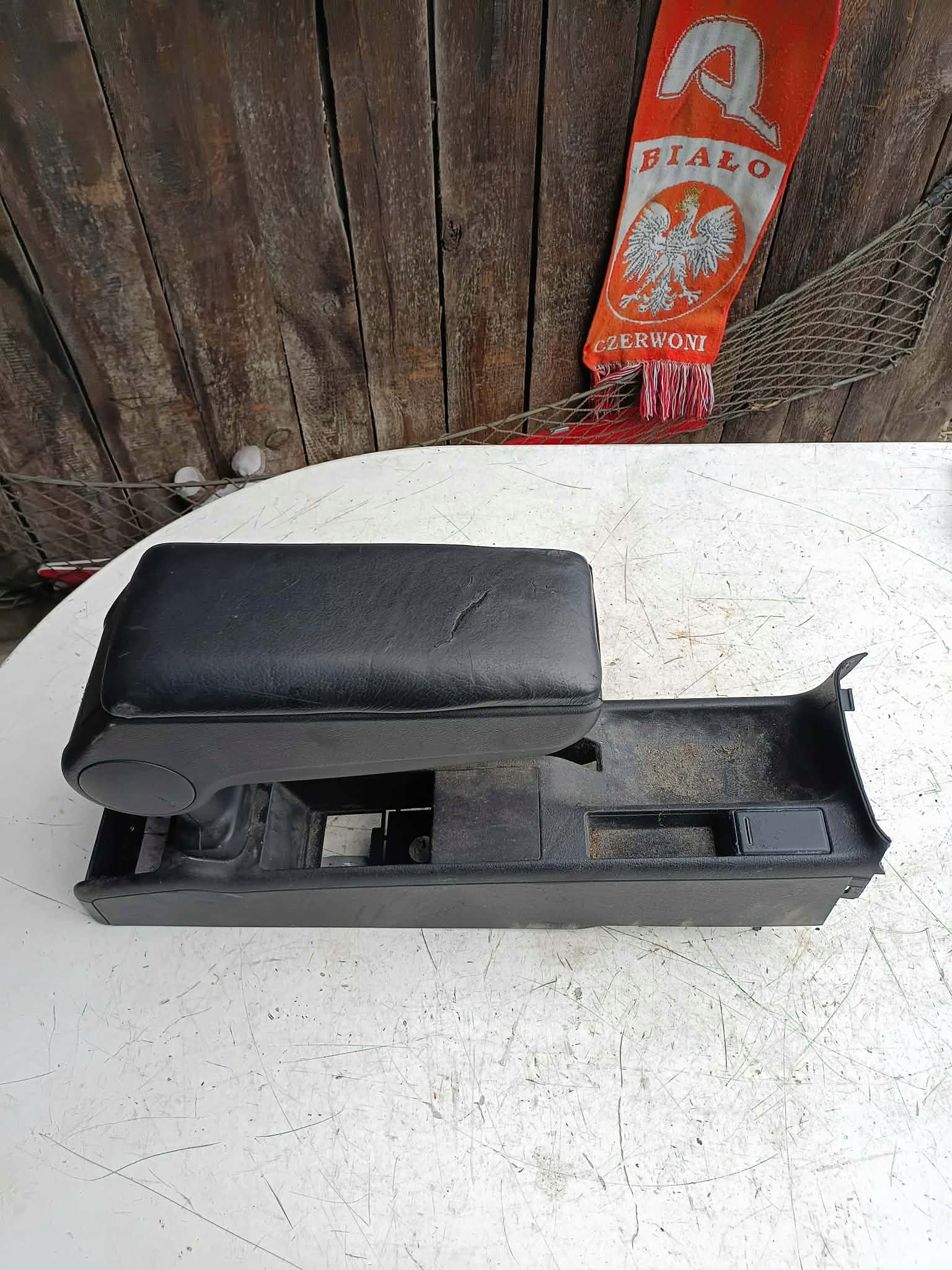 PODŁOKIETNIK AUDI A4 B5 CZARNY SKÓRA
