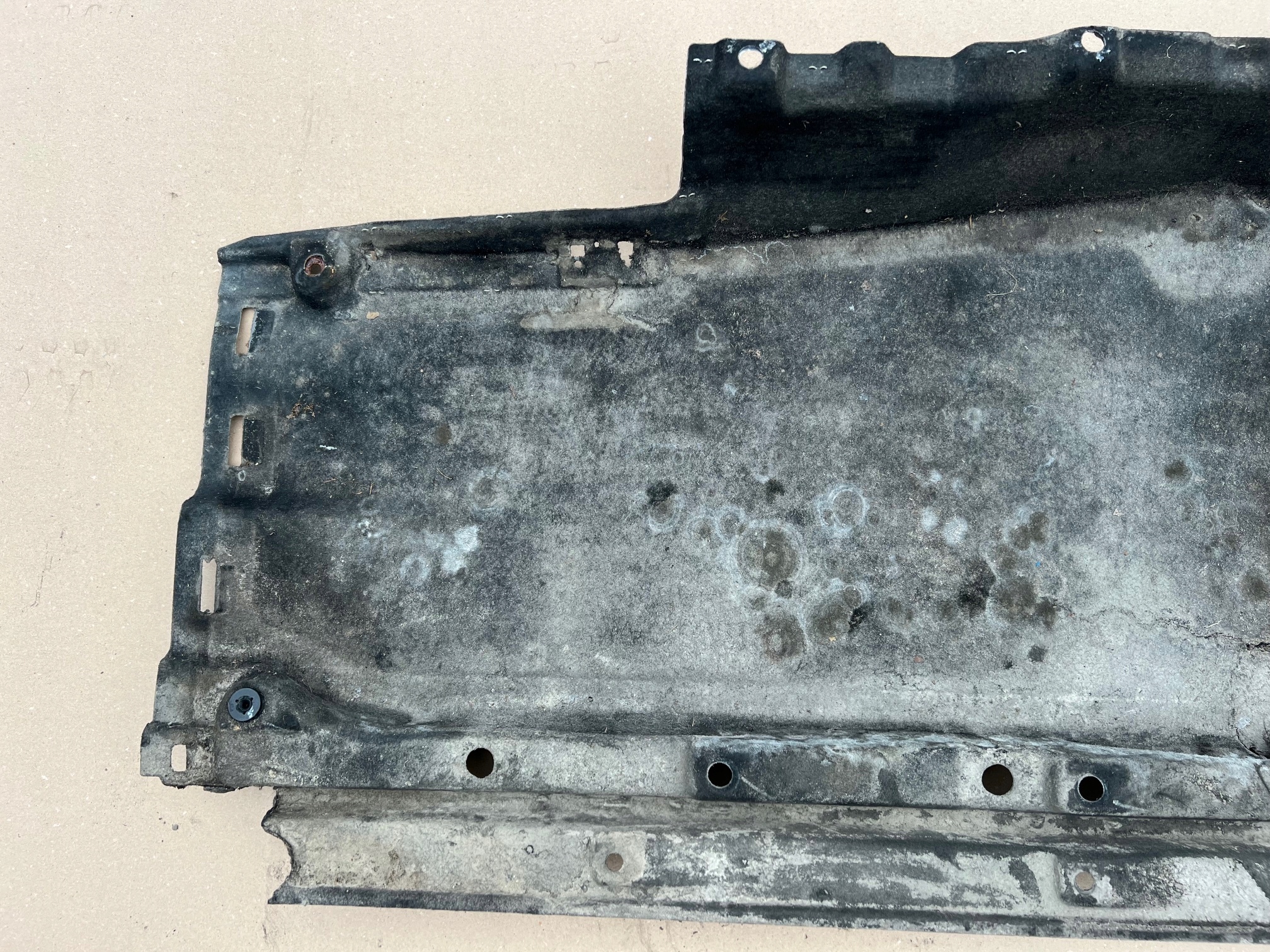 AUDI Q5 80A Blende Abdeckung abdeckung des Bodens Unterfahrschutz links 80A825207B