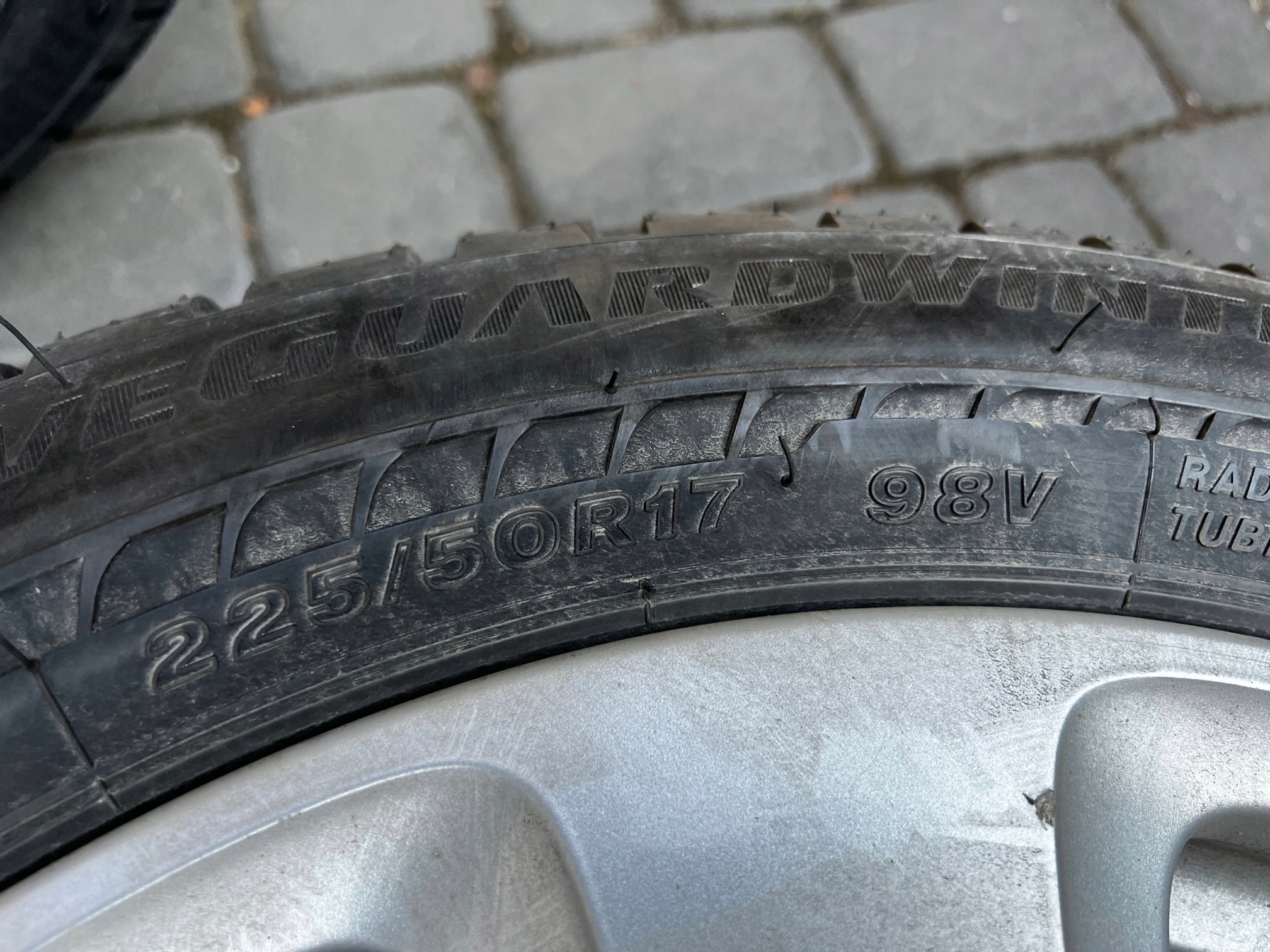 Opony Bridgestone Drive Guard Winter - 225/50/17 Profil opony 50