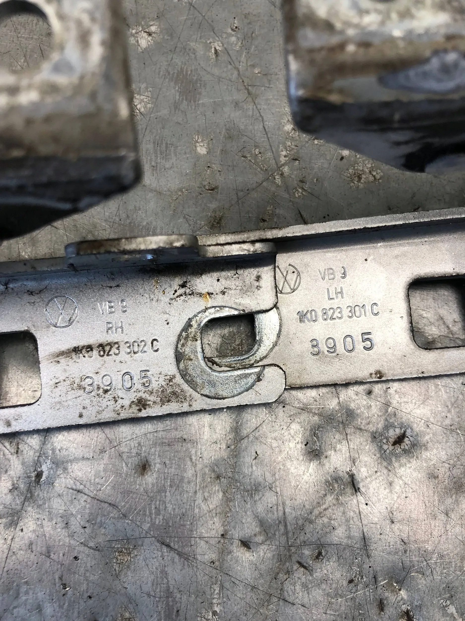 Cerniere cofano VW GOLF V 1K0823301C 1K0823302C