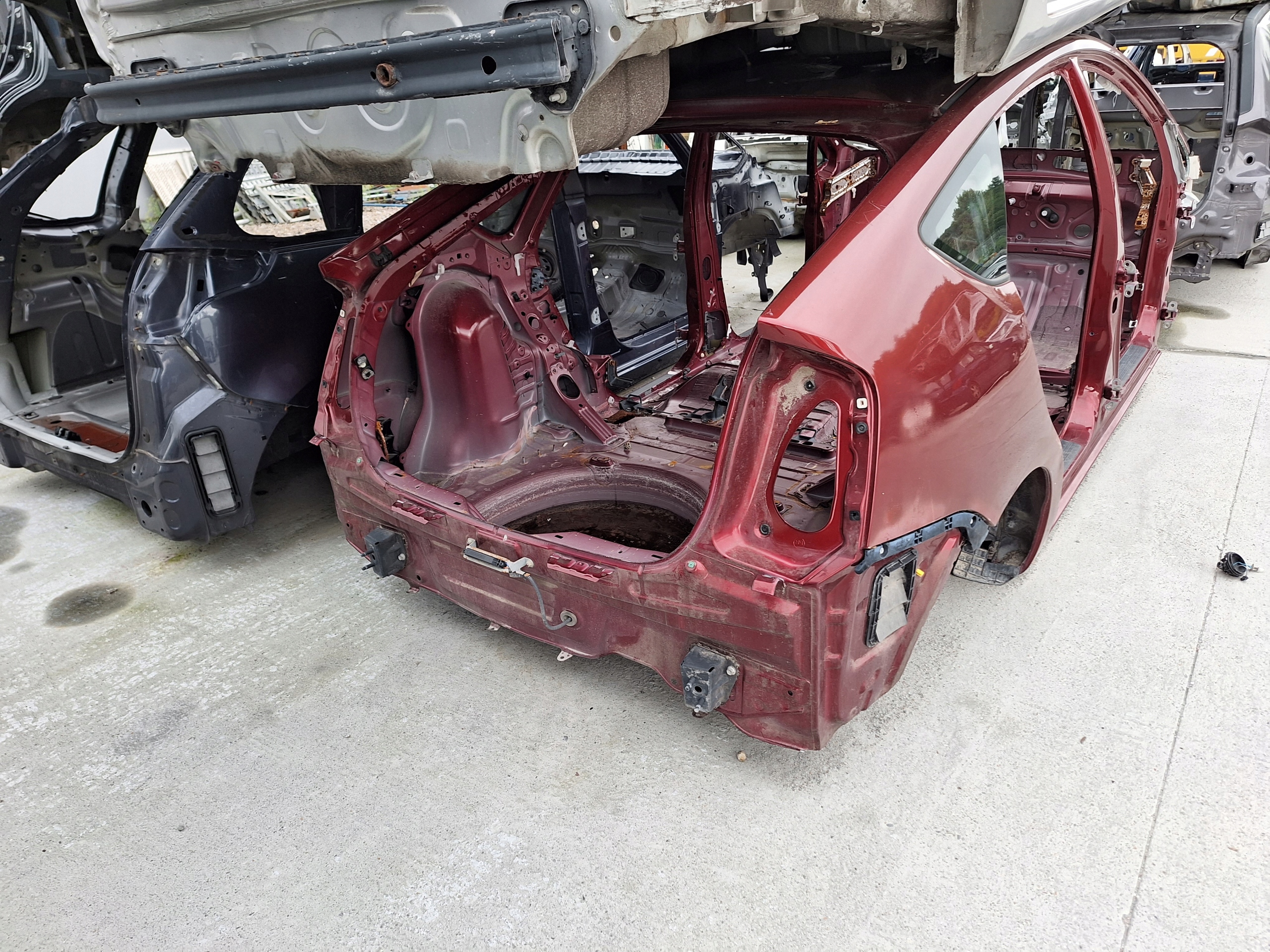 TOYOTA PRIUS 2 II W20 PAS TYŁ PODŁOGA