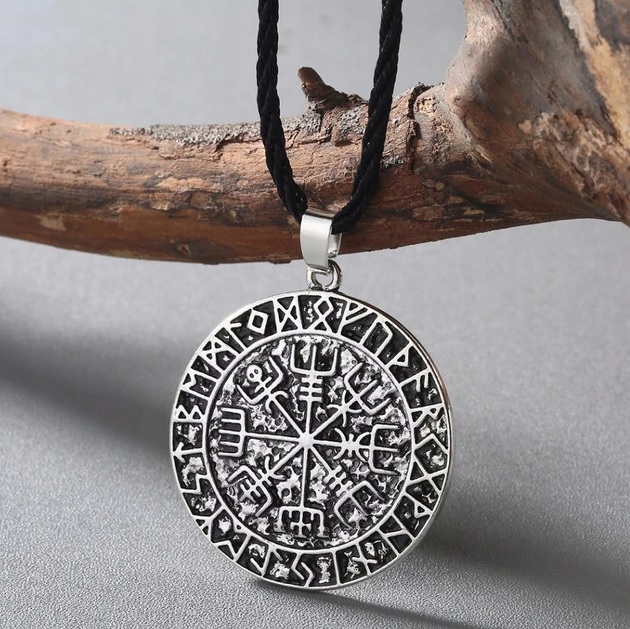 

Amulet z Runami
