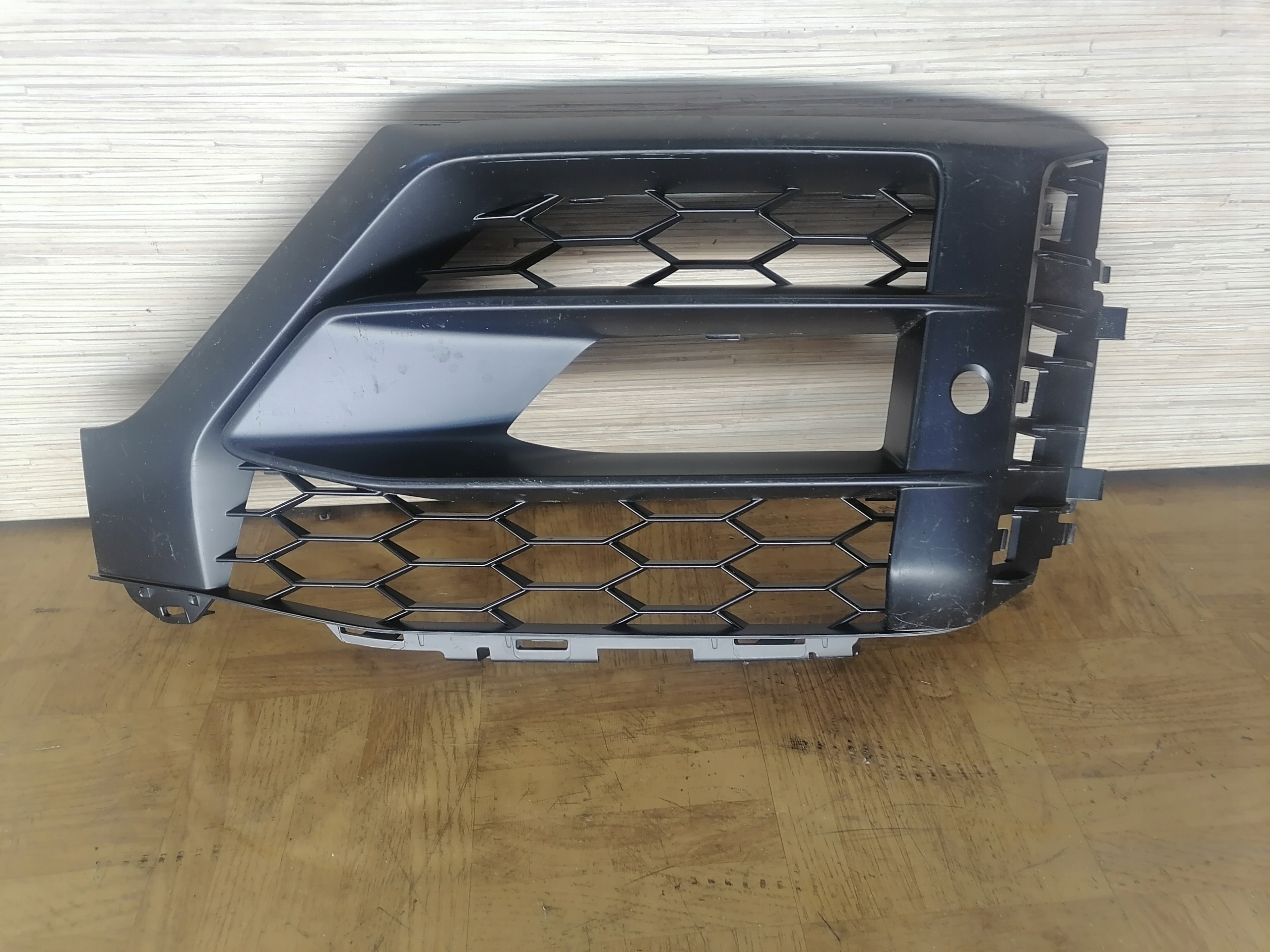 Q2 S-LINE решетка передняя передняя левая 81A807681L