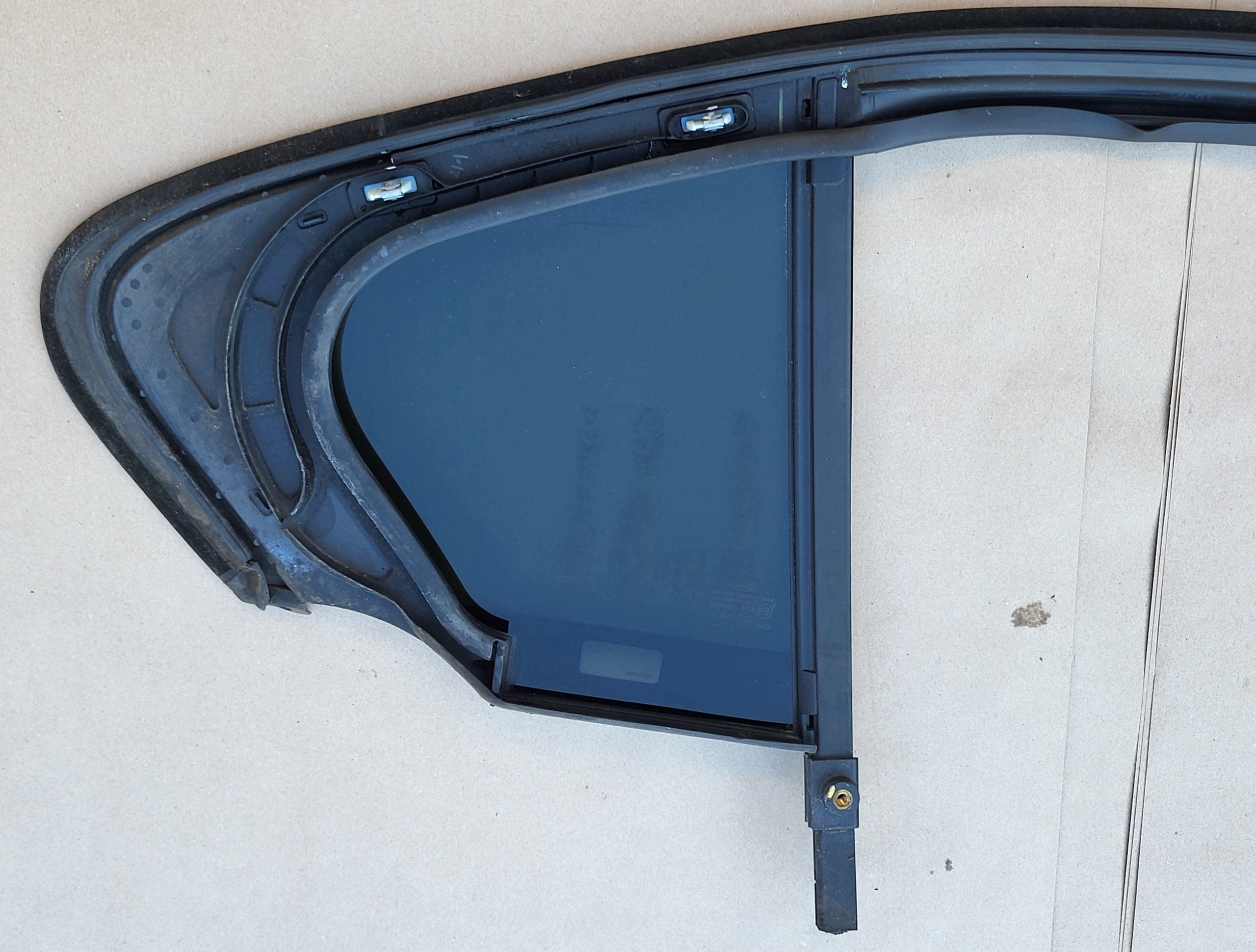 window MALA side Z door left rear part gasket FORD FOCUS MK4 4 HB OE