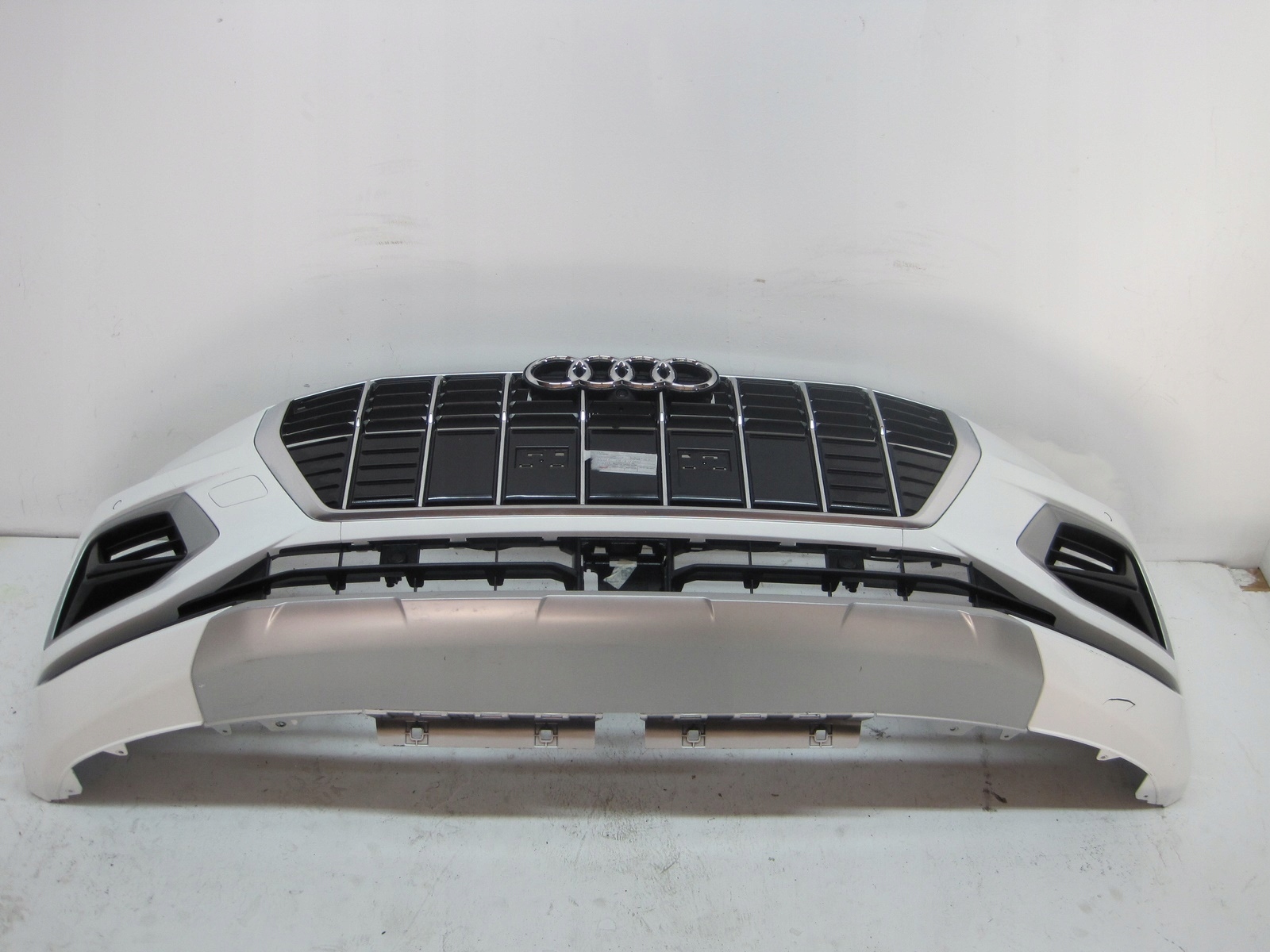 bumper AUDI Q3 83A 22R KAMERA 6 PDC front