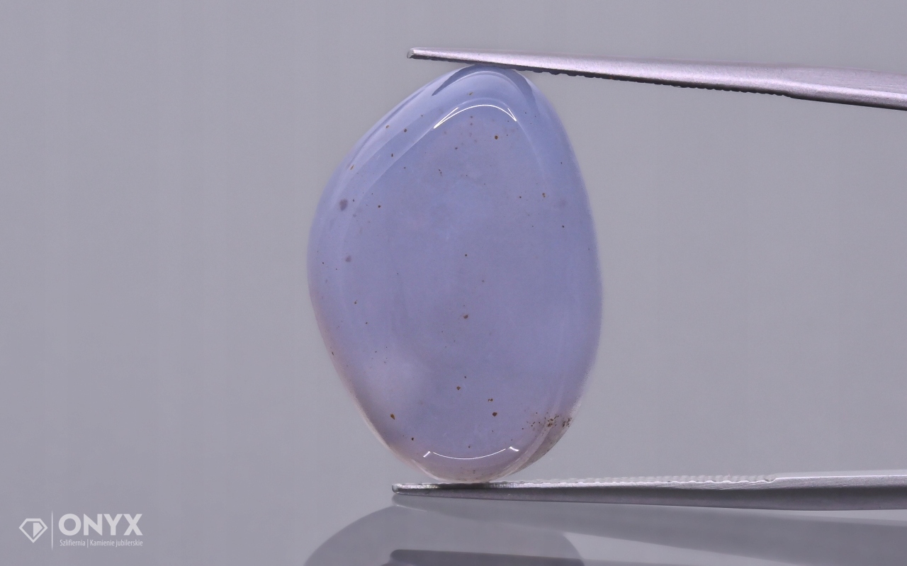 Chalcedon modrá konvexní nepravidelná destička 21x14,5 mm