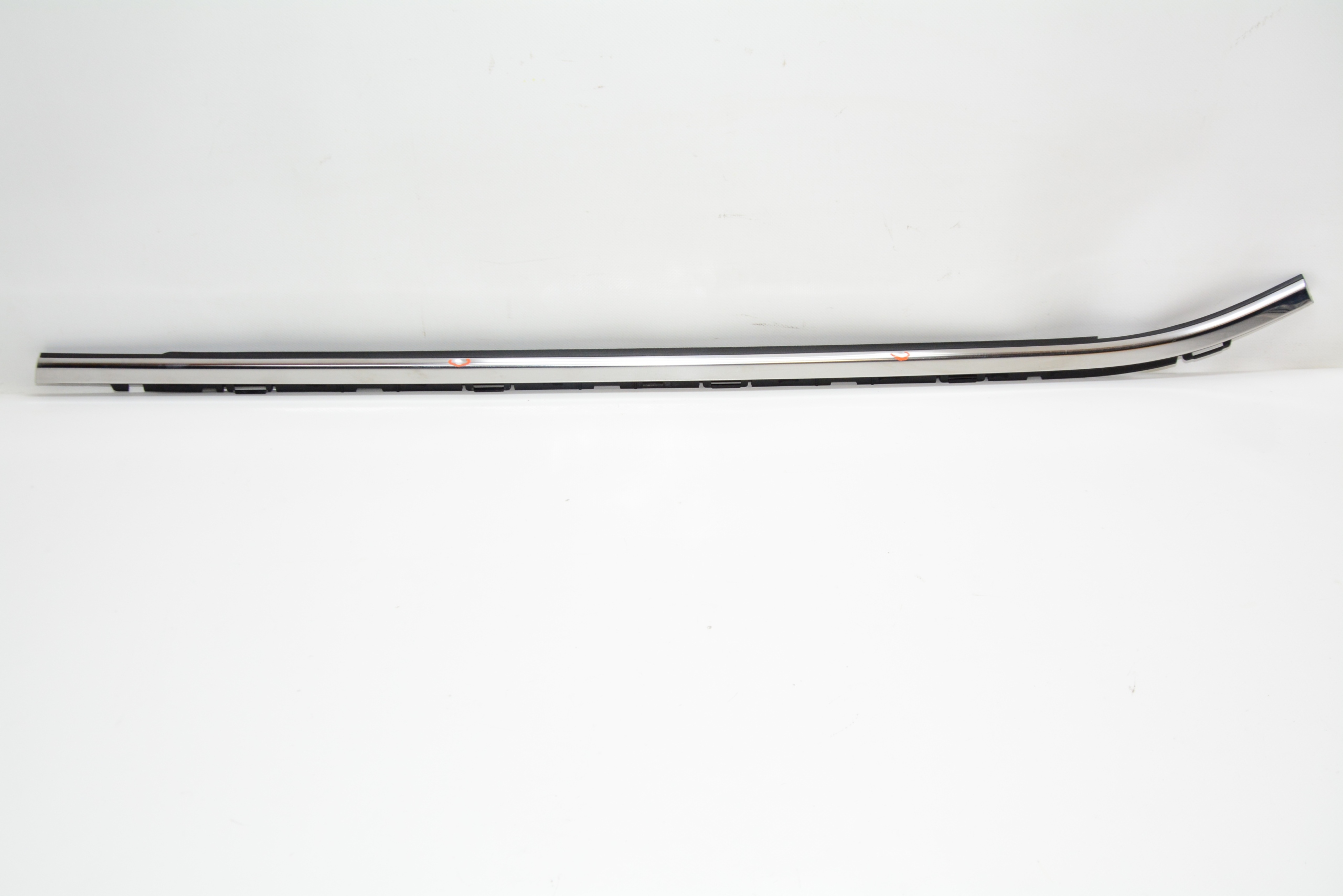 828219808R - ХРОМИРОВАННАЯ СКРЕБКОВАЯ ПОЛОСА ЛЕВАЯ ЗАДНЯЯ CAPTUR II