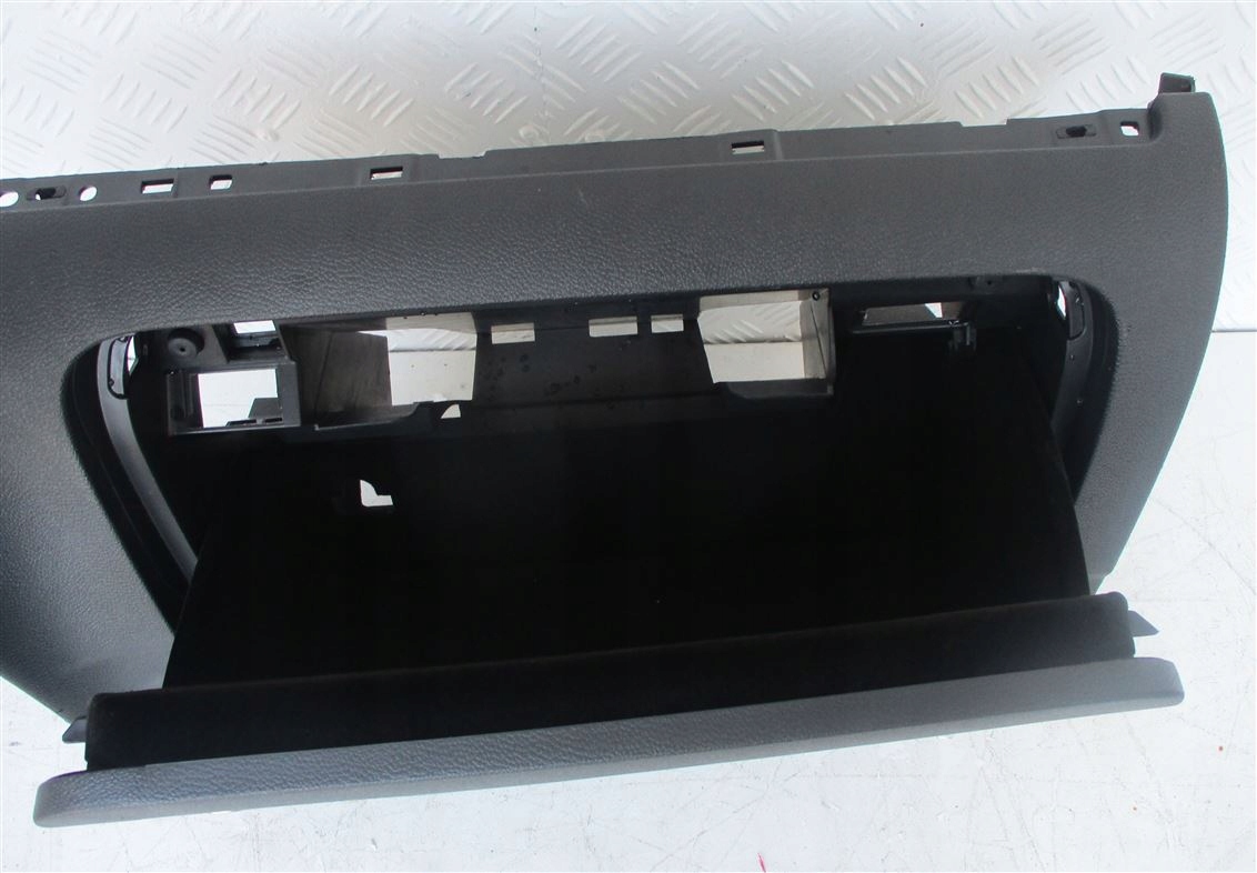 бардачок пассажира vw SCIROCCO 1K8858529F