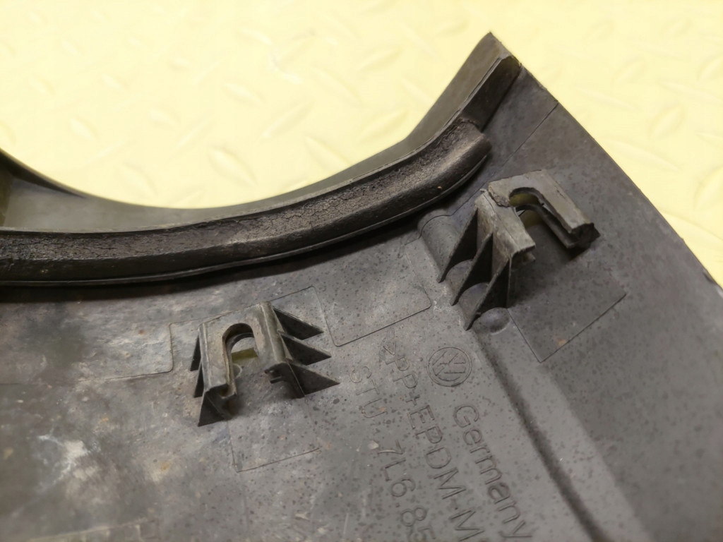 VW TOUAREG and cap for fender left front 7L6854959