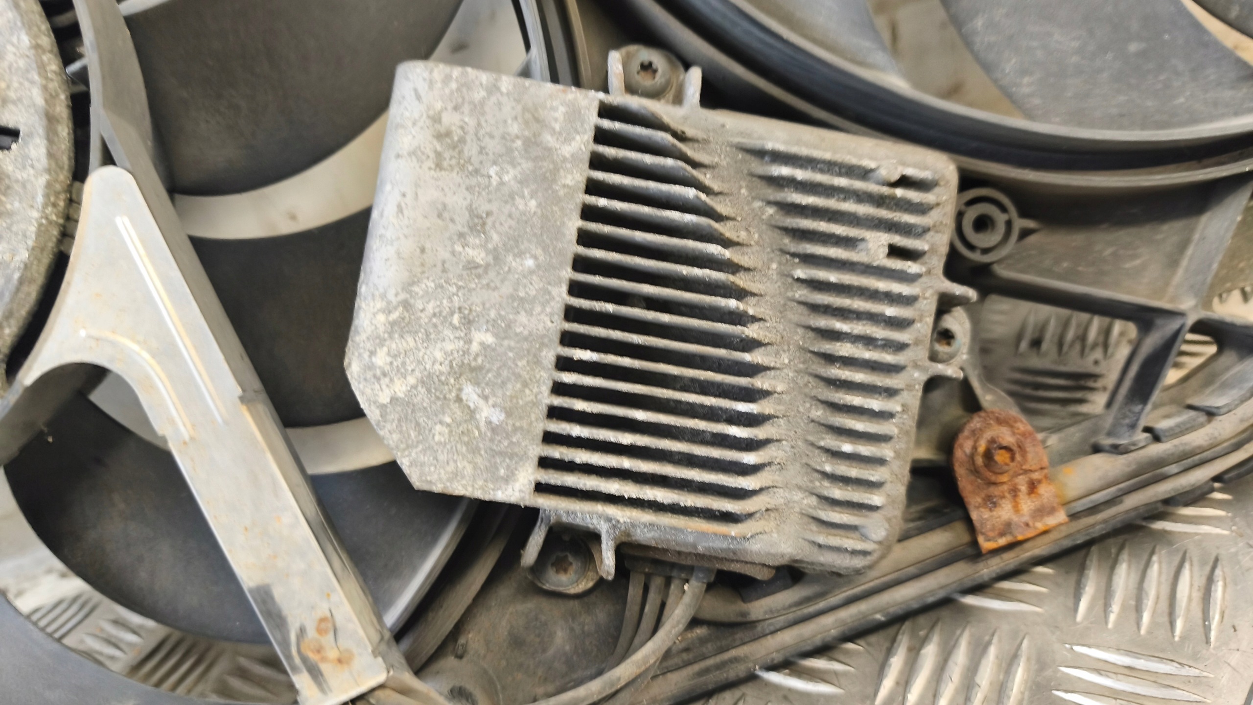 ventilátor chladiče VW PHAETON 3.0 V6 TDI 2006r 3D0121191Q