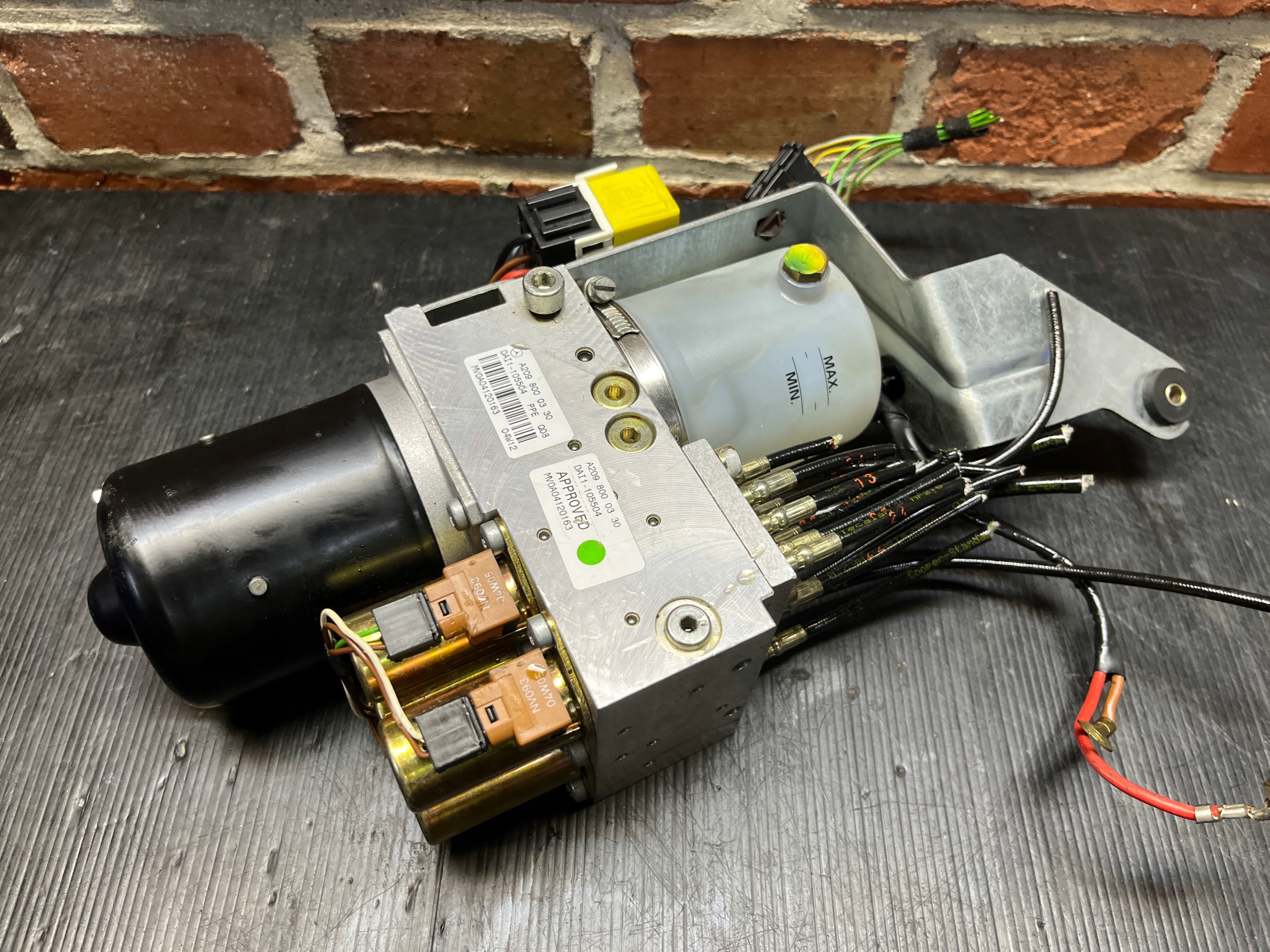 MERCEDES W209 POMPA DACHU A2098000330