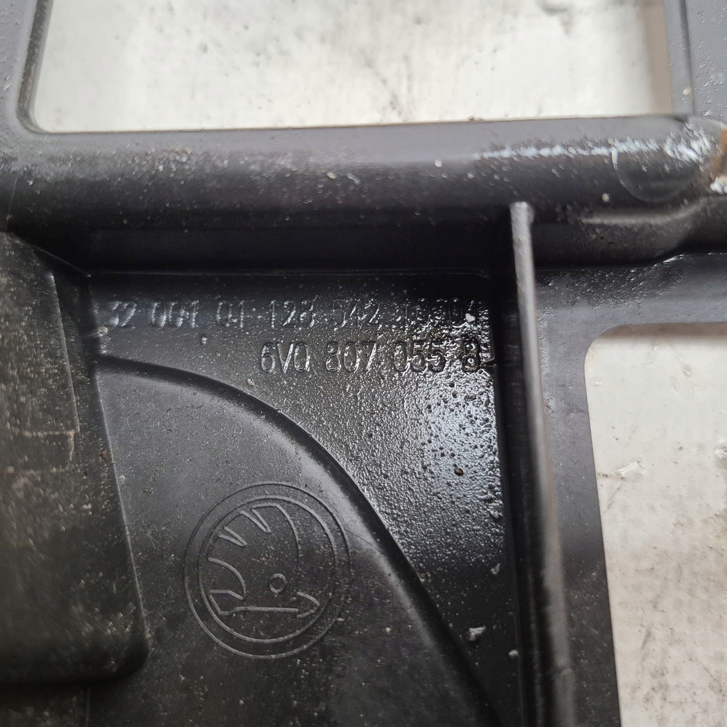 SKODA FABIA 3 III LIFT support holder of the washer left front front