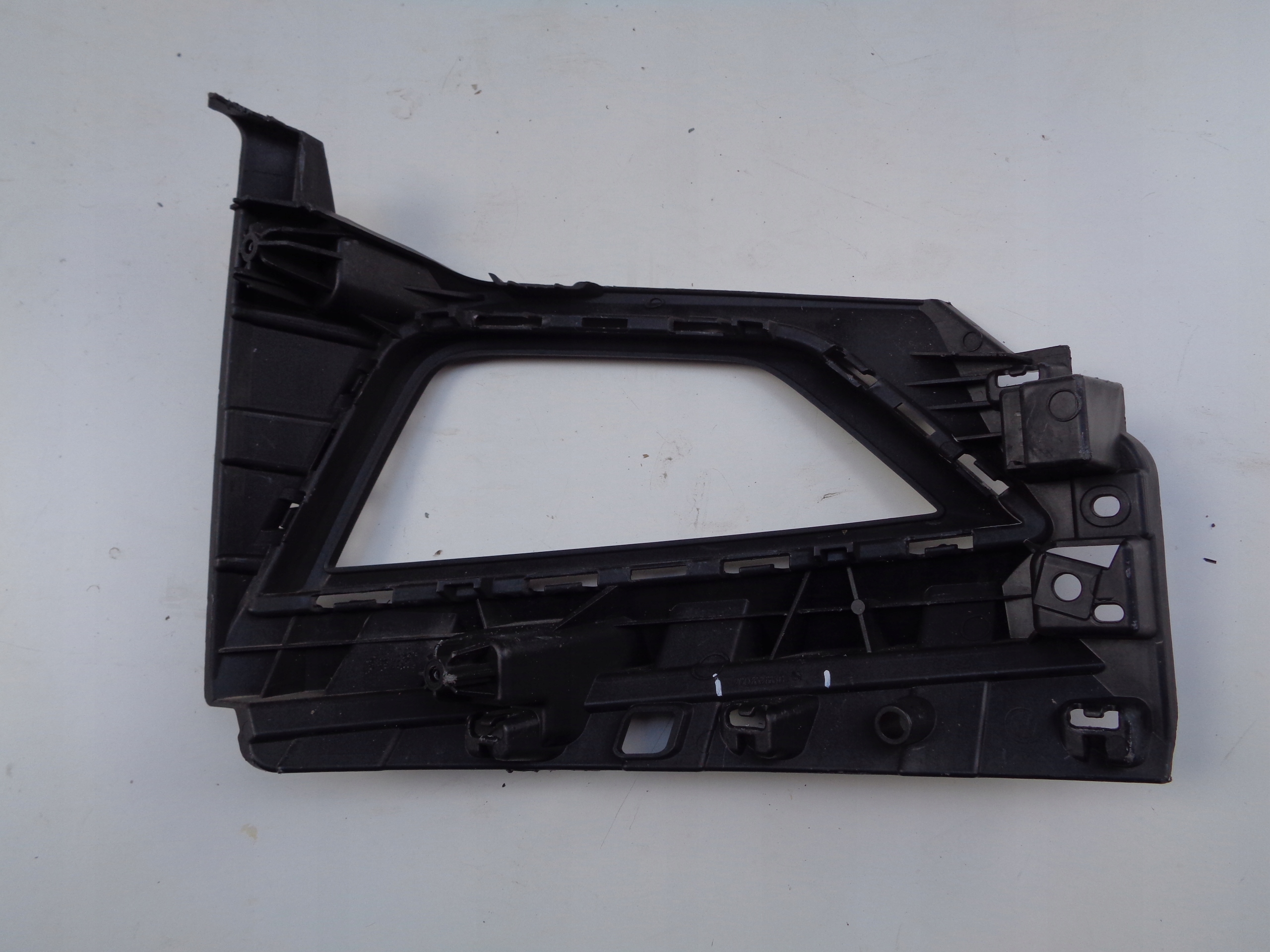 grid of a bumper left VW POLO 2G 2G0 17