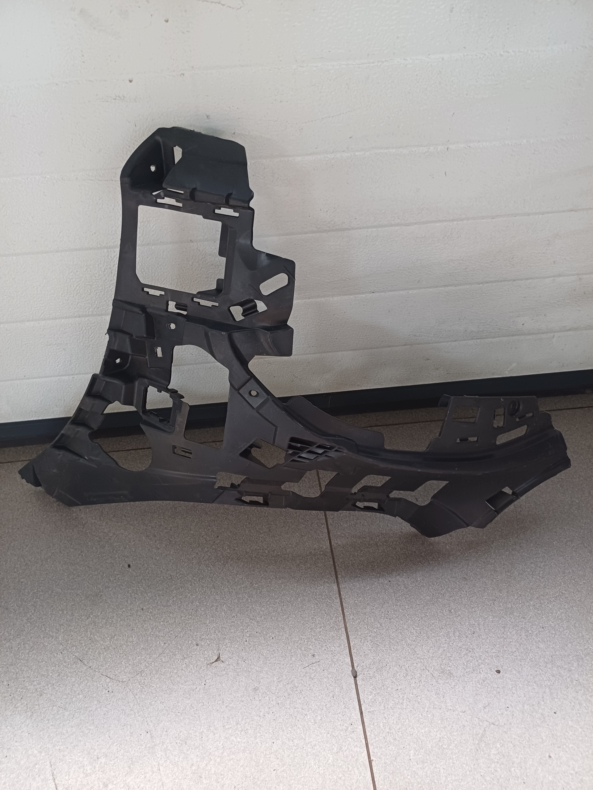 bumper bracket left front front MERCEDES C- KLASA W 206 A2068851501