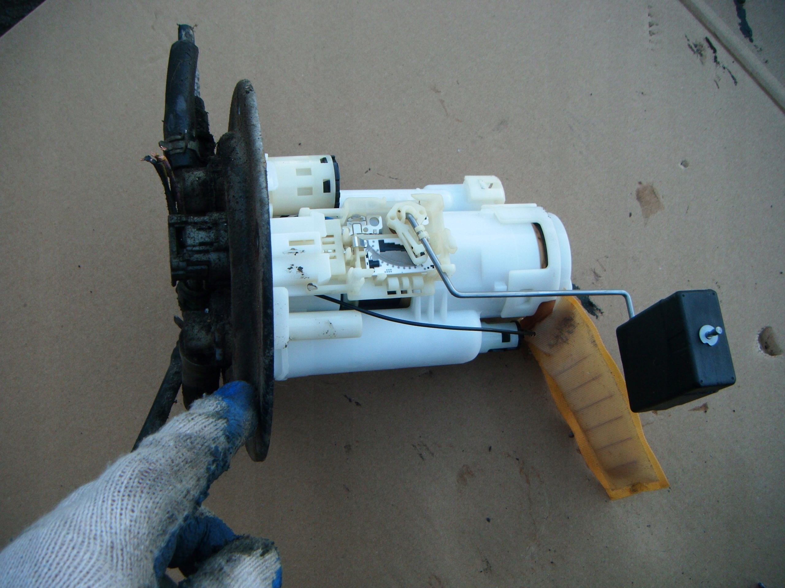 SUZUKI ALTO V 98-04 1.0 POMPA PALIWA PŁYWAK