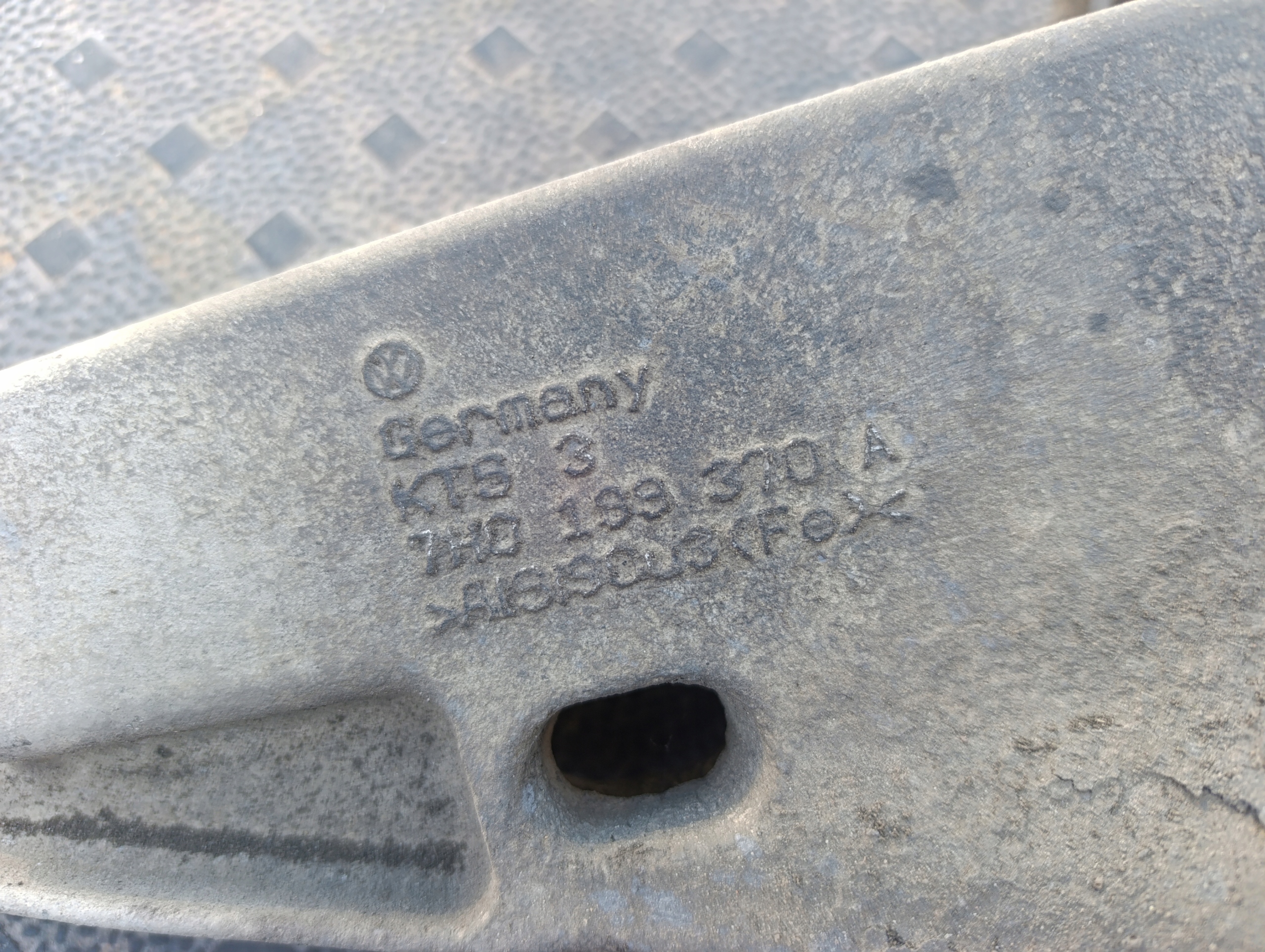 VW T5 1.9 TDI engine mount rear part 7H0199370A
