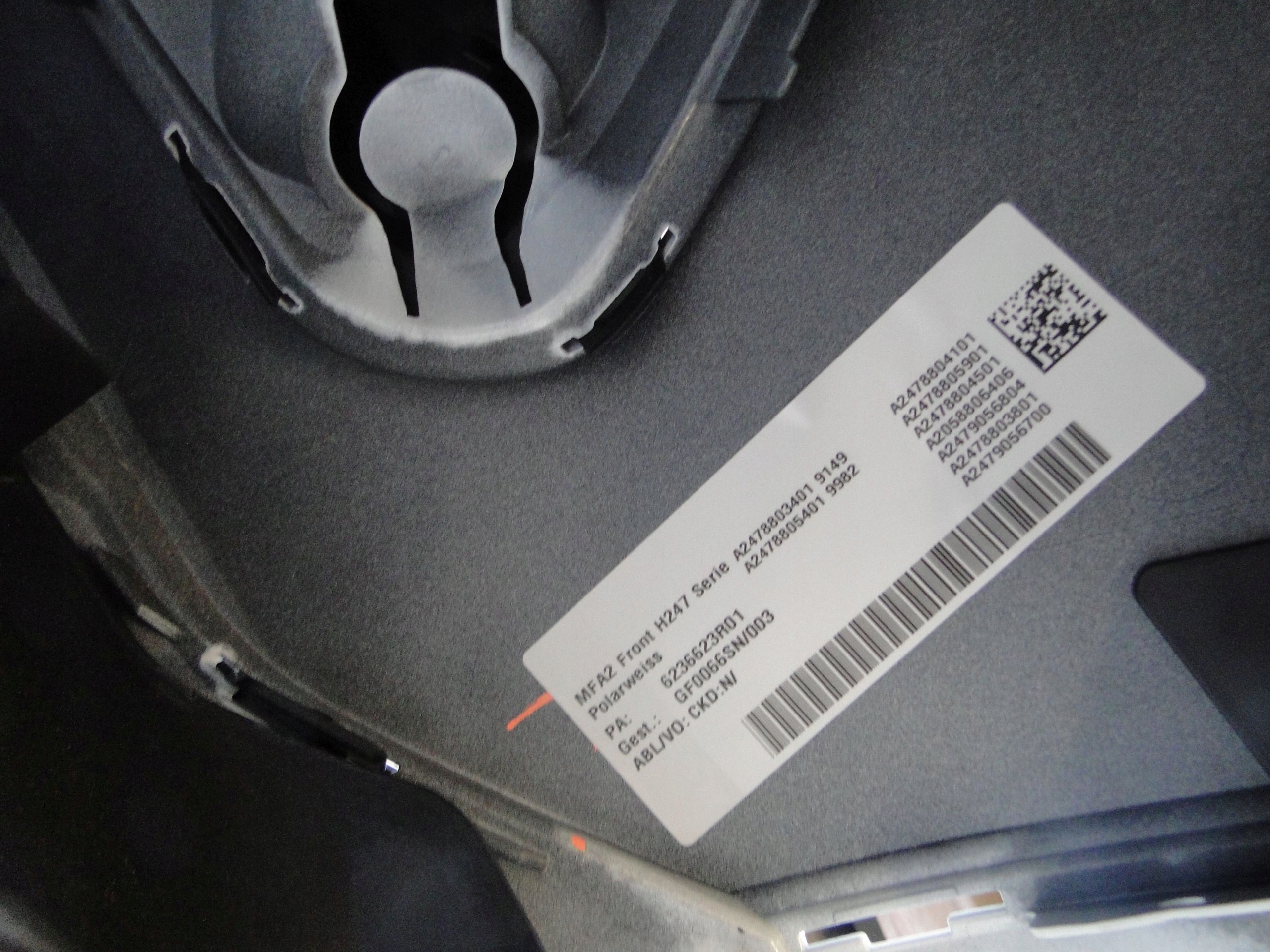 MERCEDES GLA H247 247 ODBÓJ SPRĘŻYSTY MASKI Jakość części (zgodnie z GVO) O - oryginał z logo producenta pojazdu (OE)