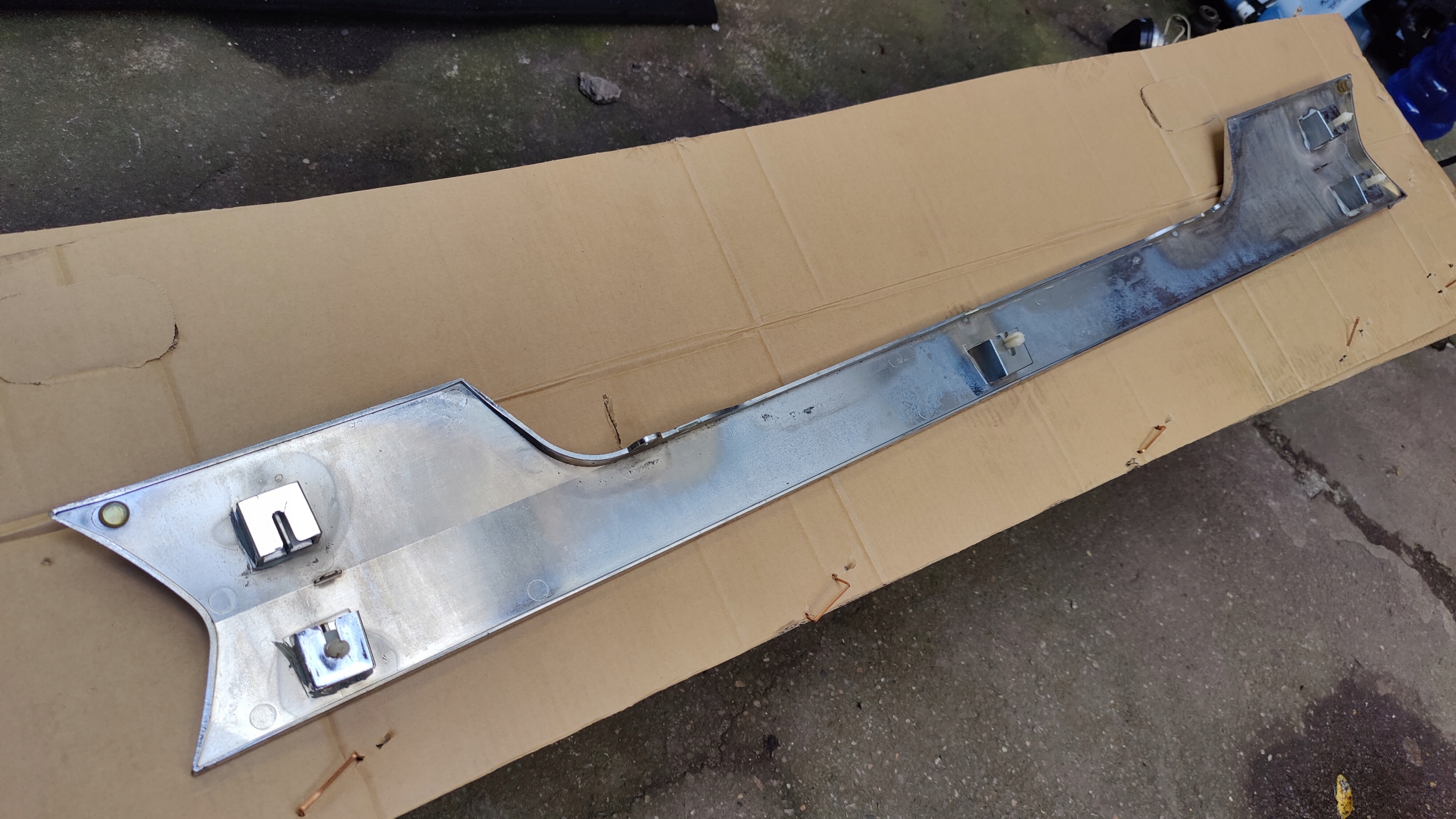 FEND BRILLANT 560SF LISTWA CHROM TYŁ Wersja Europejska