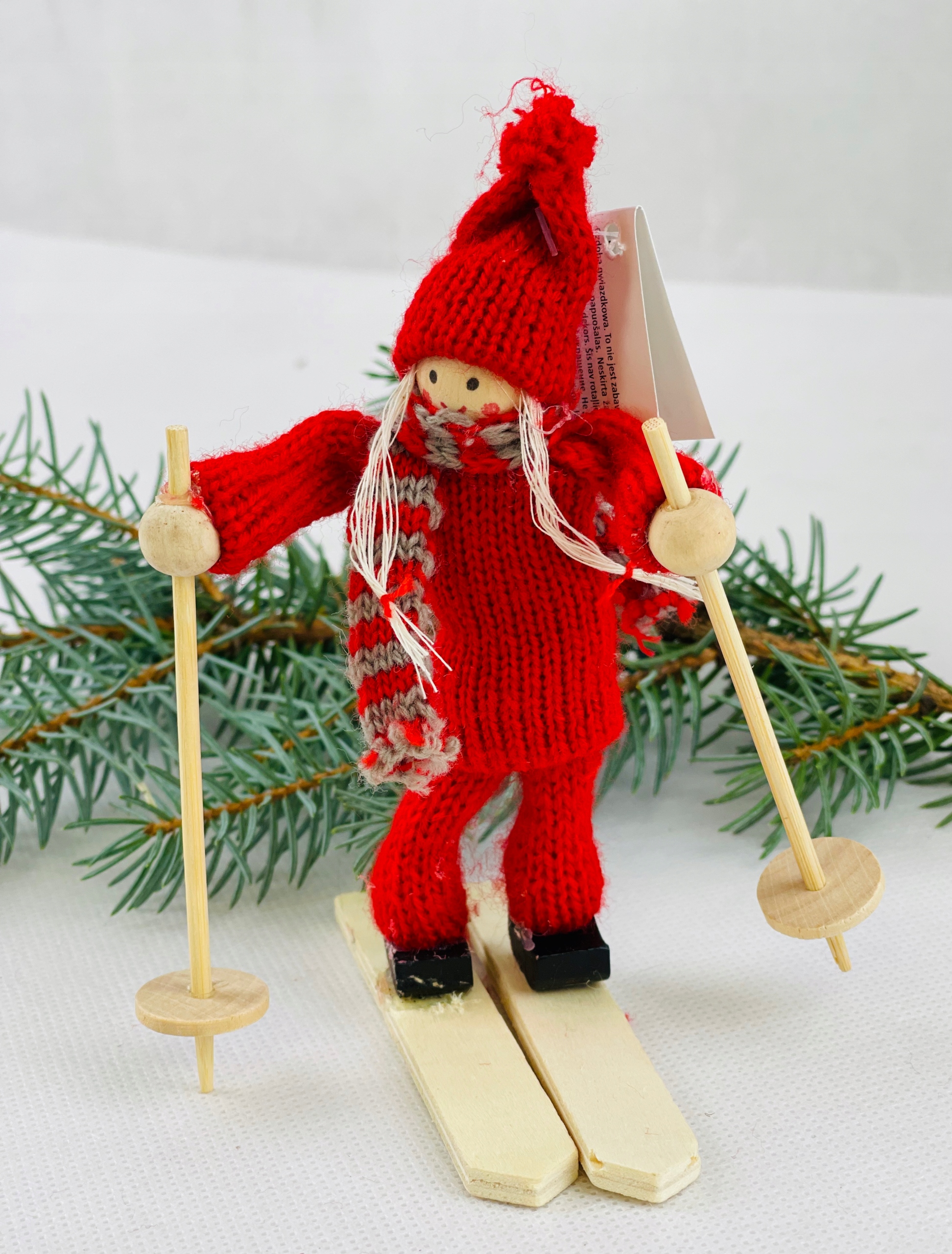 DREWNIANA, FIGURKA NA NARTACH - DZIEWCZYNKA Motyw postać