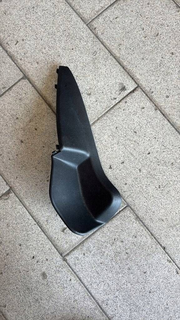 torpedo corner front side right Renault Megane V E-Tech 668625005R