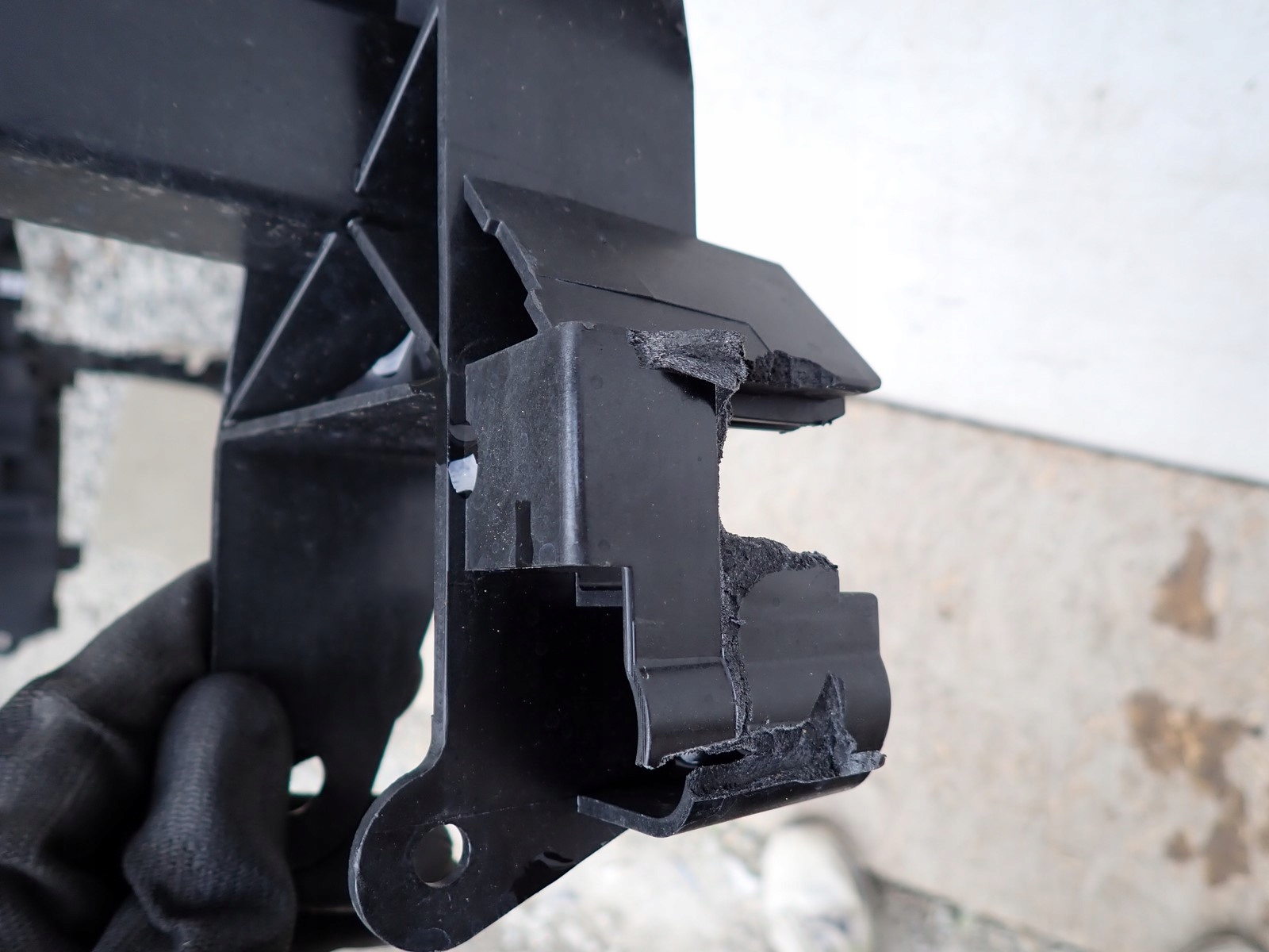 support panel for radiators pillar iron MERCEDES B KLASA 247 2018- A2476223300