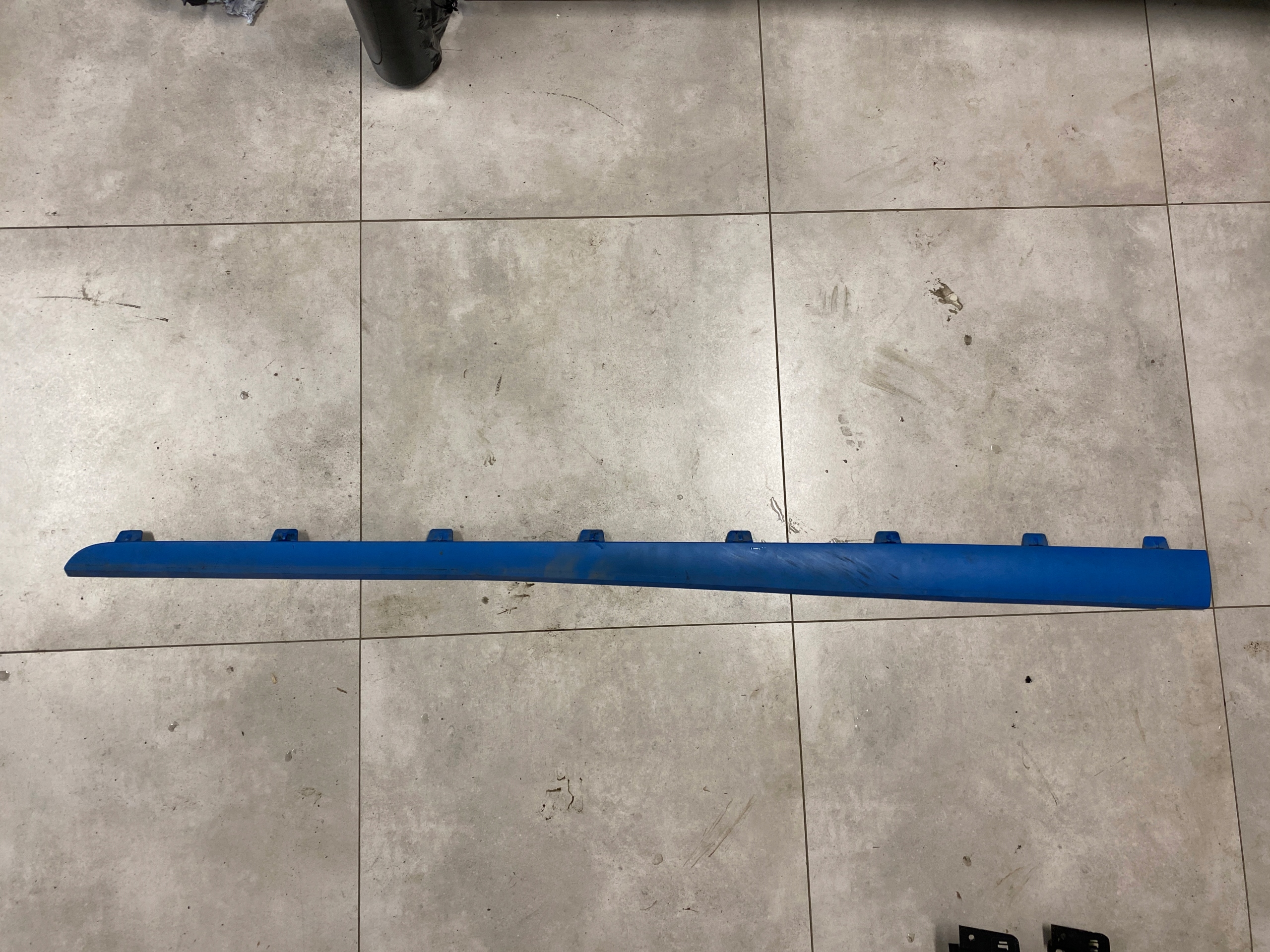 BMW i3 LISTWA PROGOWA NIEBIESKA LEWA