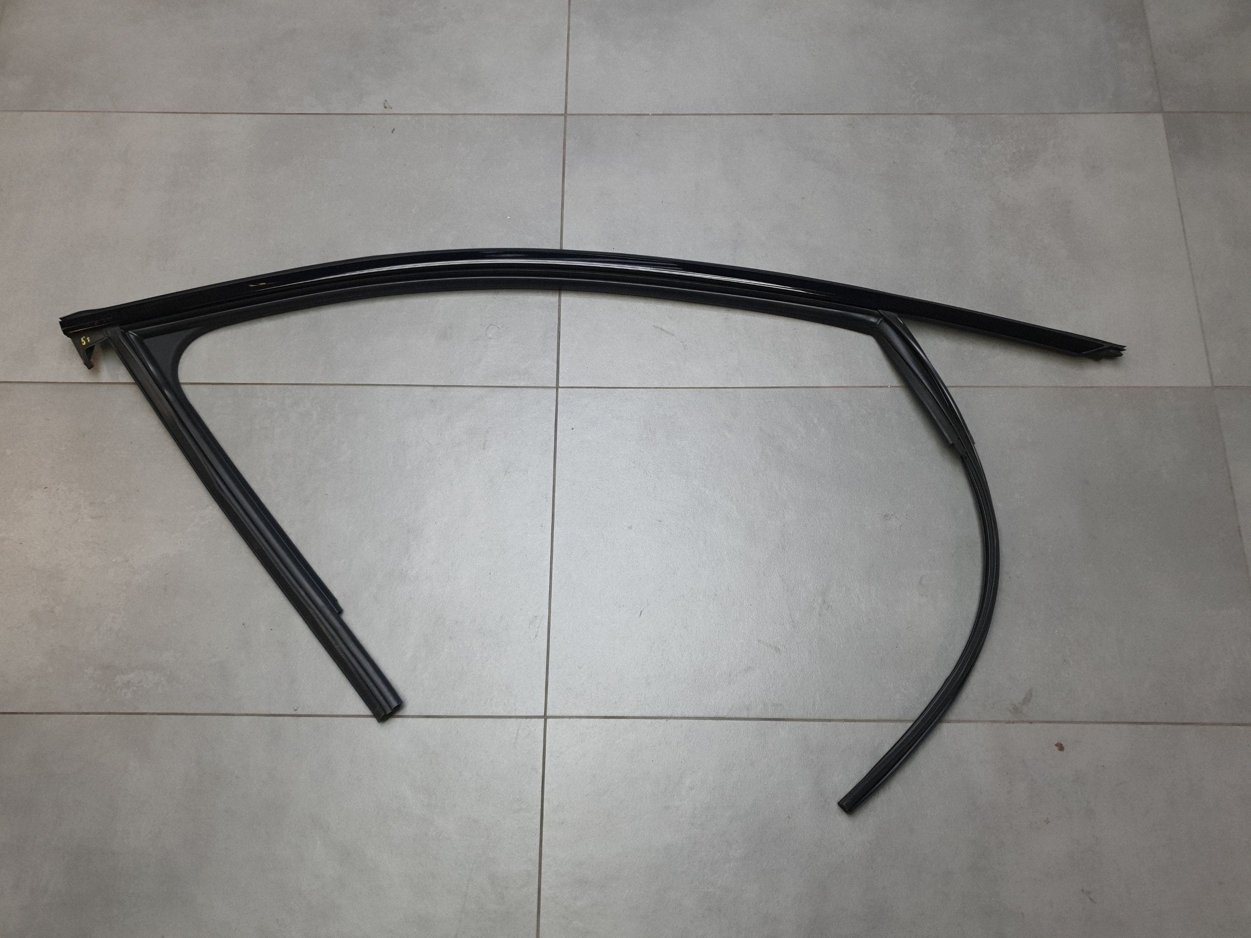 Audi SQ6 e-tron moulding door front right prowadnica 85H837432A