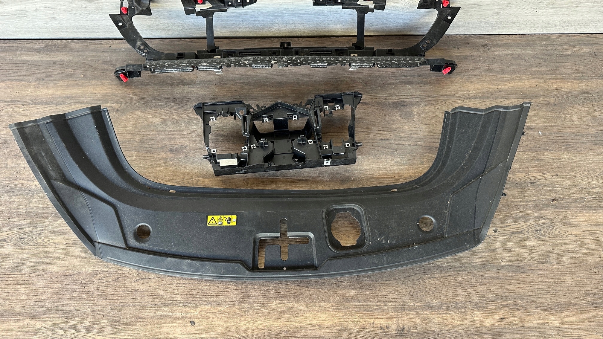 AUDI Е-ТРОН ЗАЩИТА КАПОТА ЗАЩИТА РЕШЁТКА ОТСЕКА ДВИГАТЕЛЯj3863082