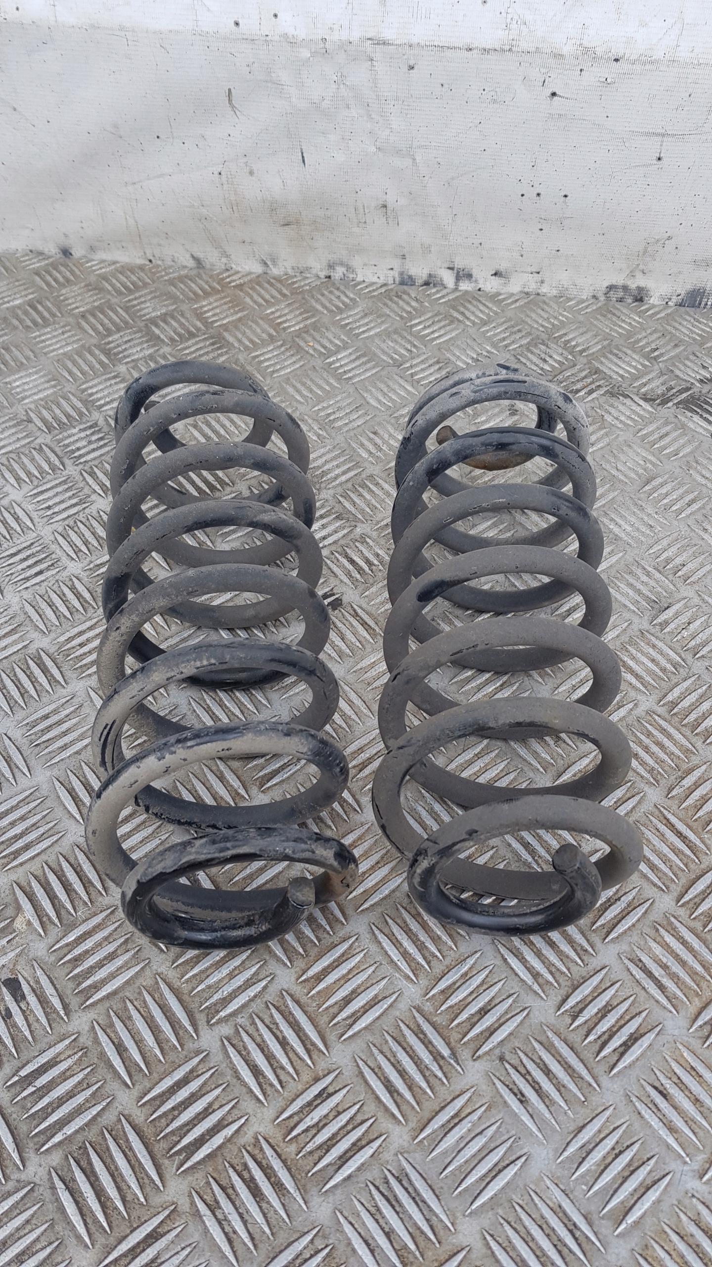 BMW 5 E39 spring springing rear part left or right