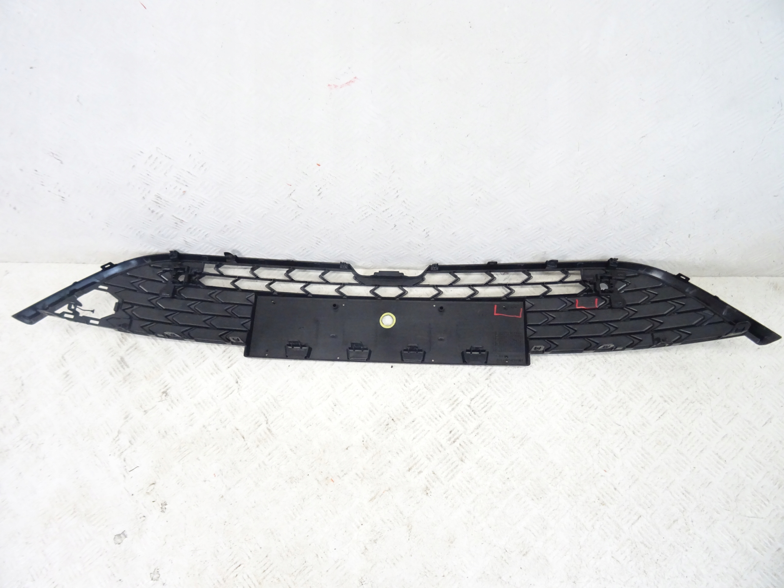 grid of a bumper front central TOYOTA COROLLA E21 LIFT 53102-02650
