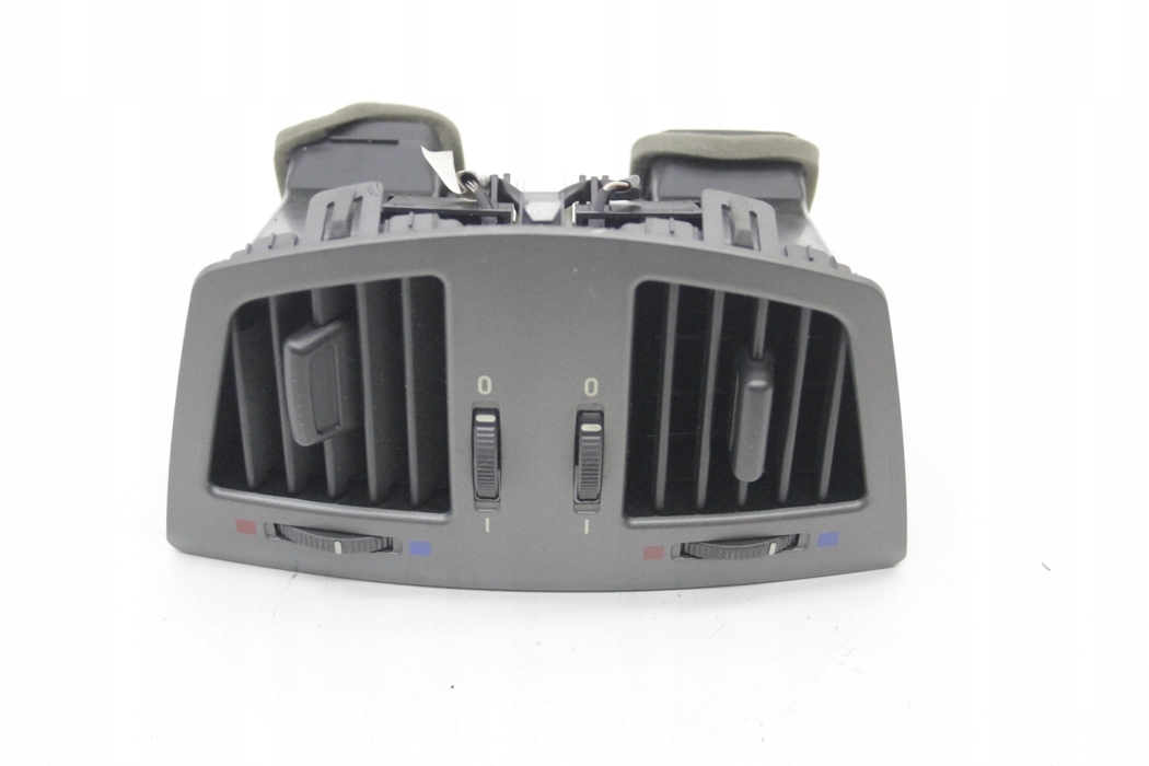 воздуховод (дефлектор) центральной консоли 7 (E65, E66, E67) 7002395 6.0бензин 327kW