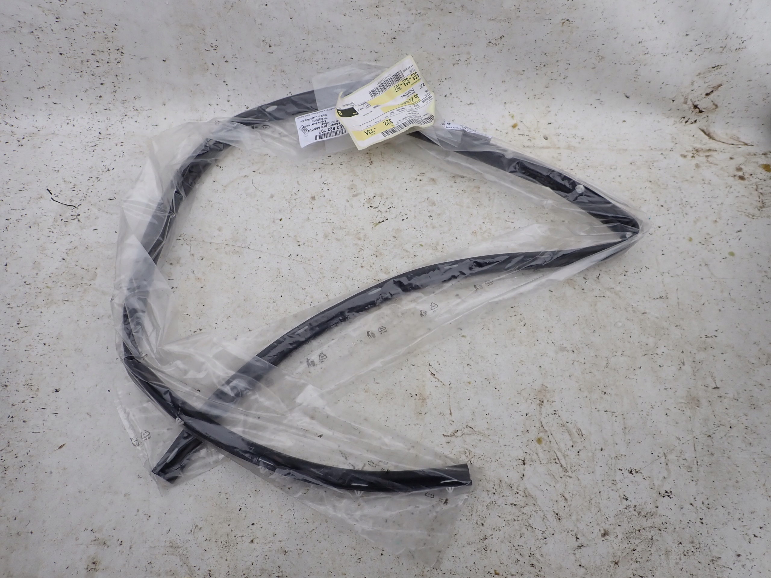 5E3823707 - SKODA OCTAVIA IV 19-РЕЗИНОВАЯ ПРОКЛАДКА КАПОТА