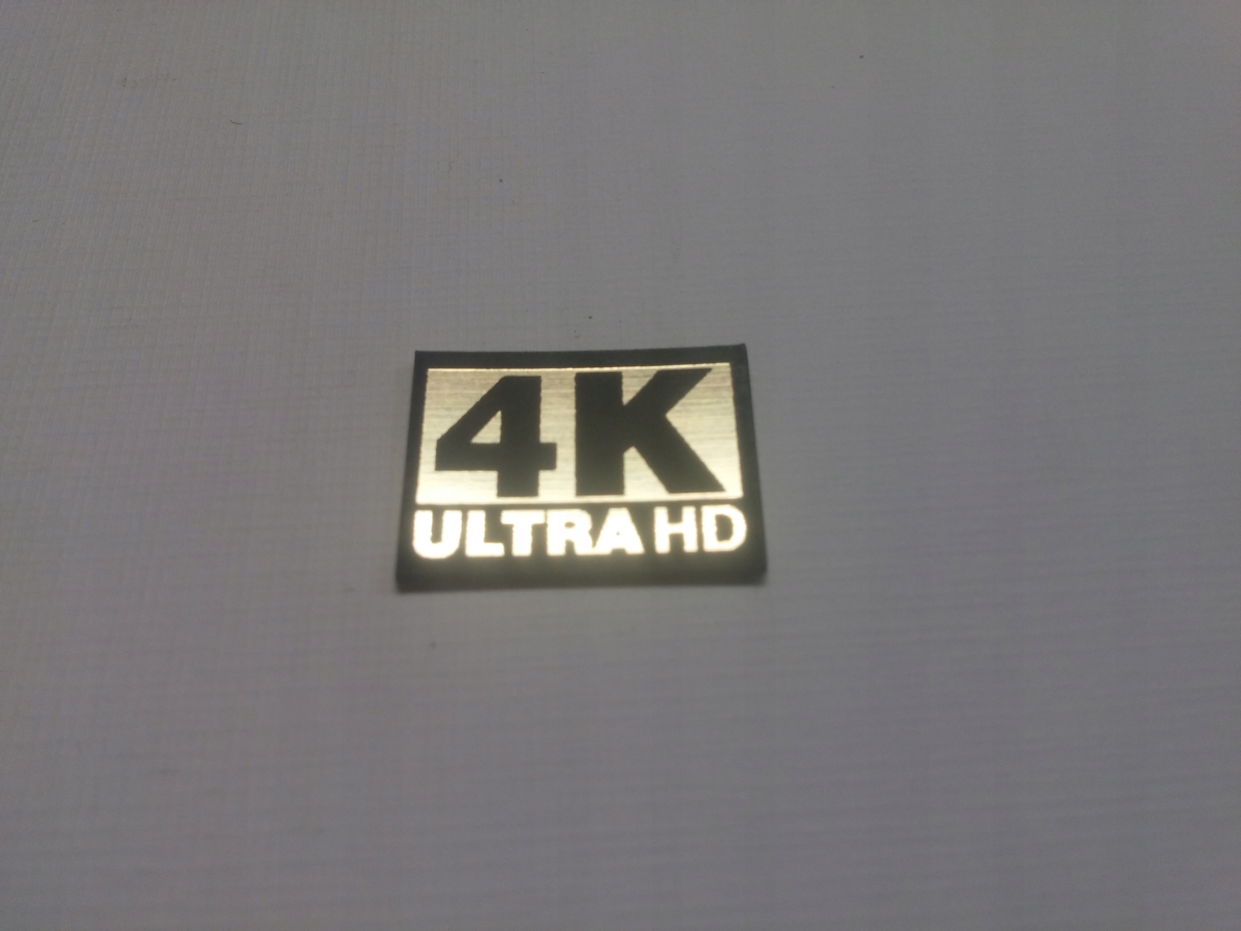 

4K Ultra Hd naklejka emblemat 19 x 15 mm *złota