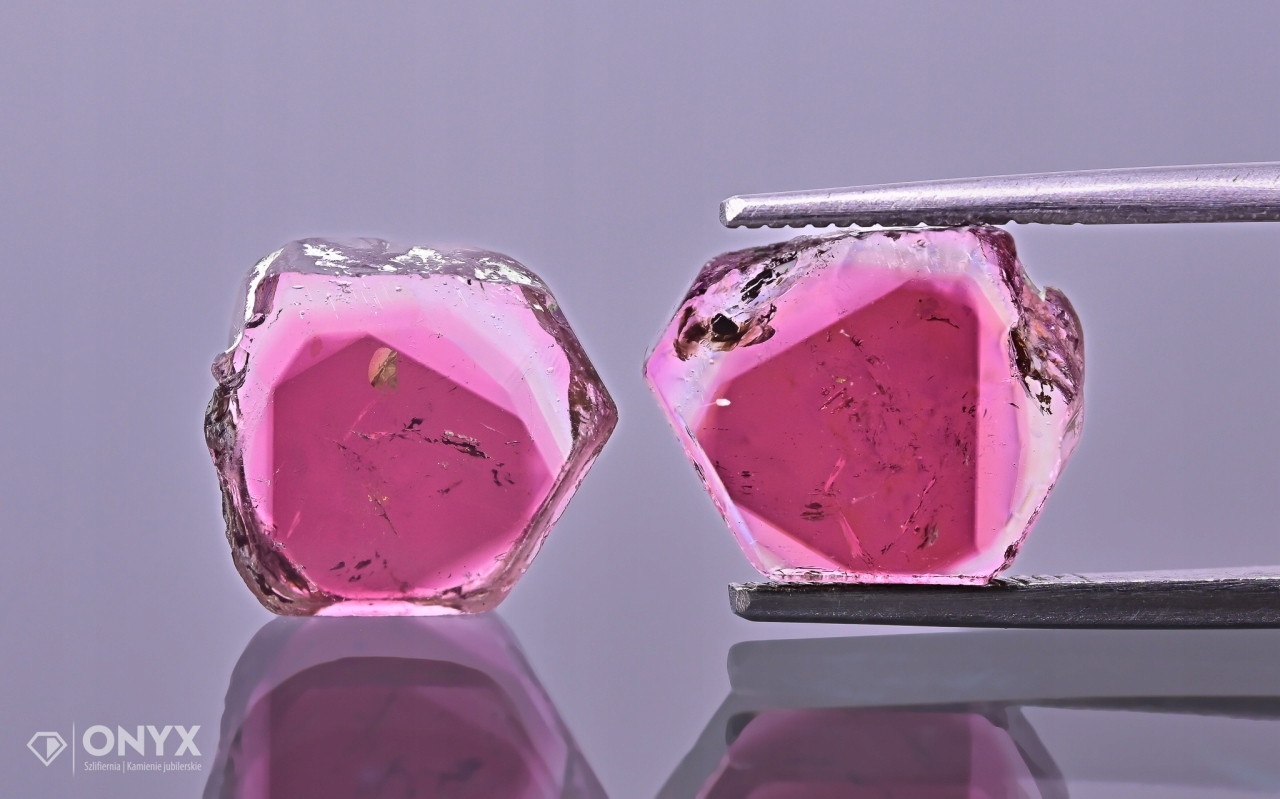 Turmalín mělký Para nepravidelný 11x11 mm