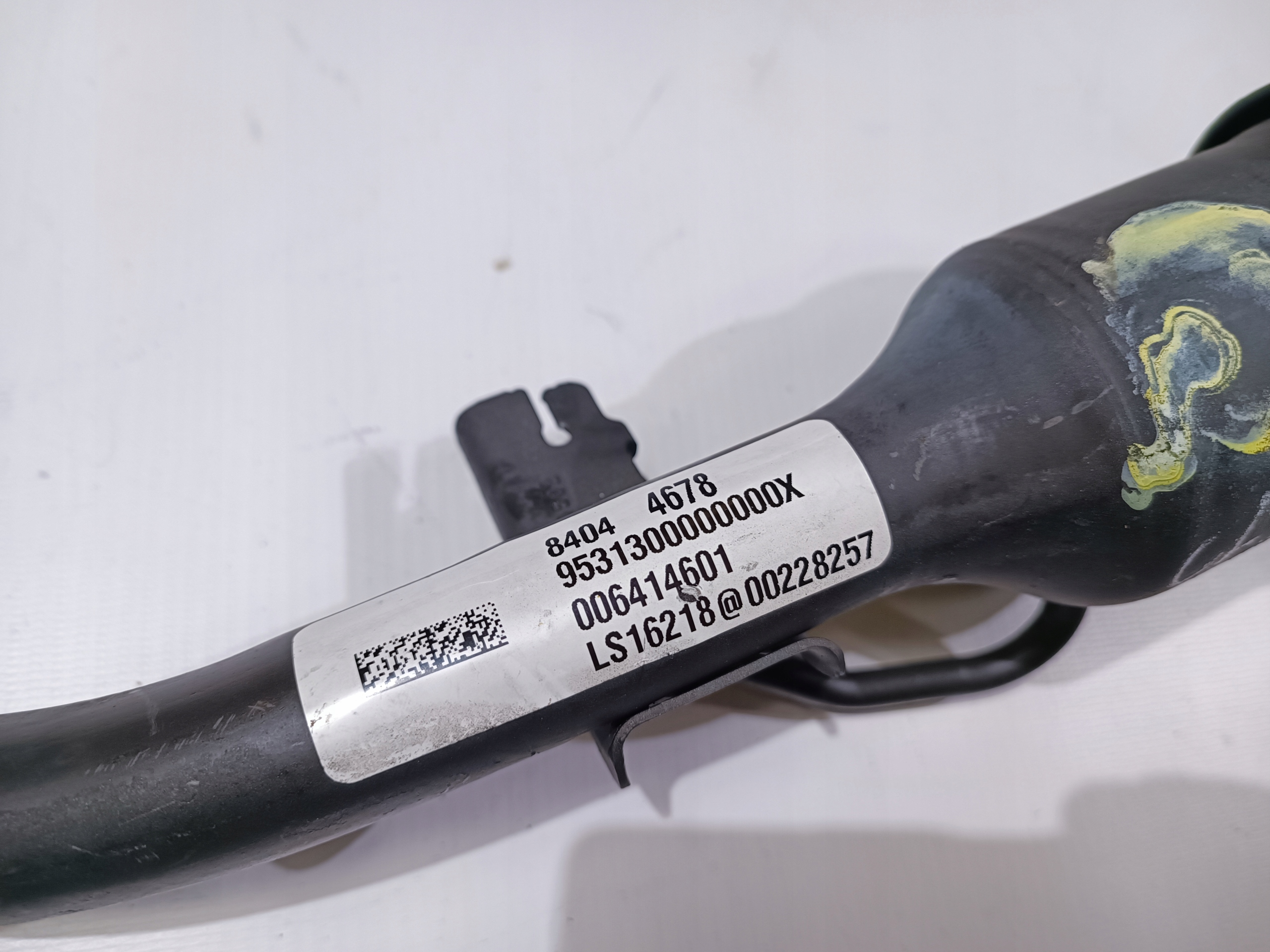pipe fuel tank door Chevrolet Camaro 2016