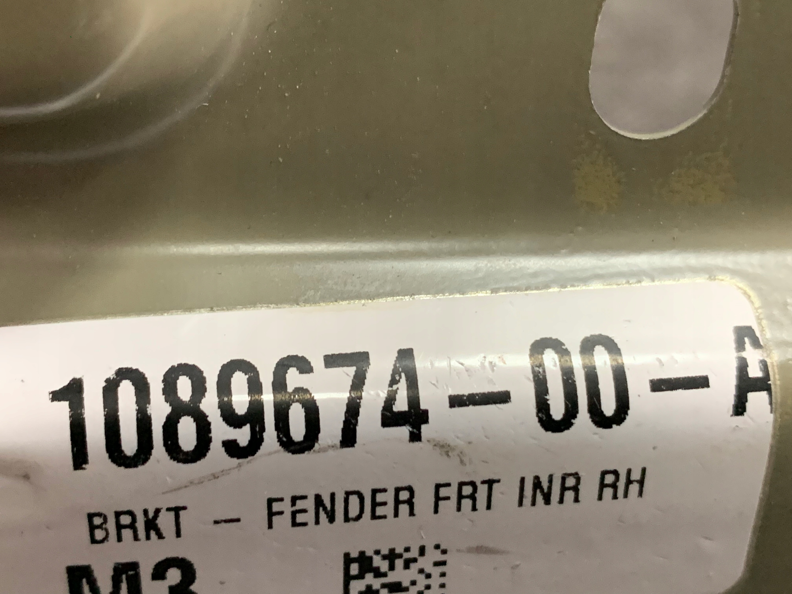 Tesla 3 mocowanie podluznicy blacha R 1089674 00 A Weight with packaging 1 kg