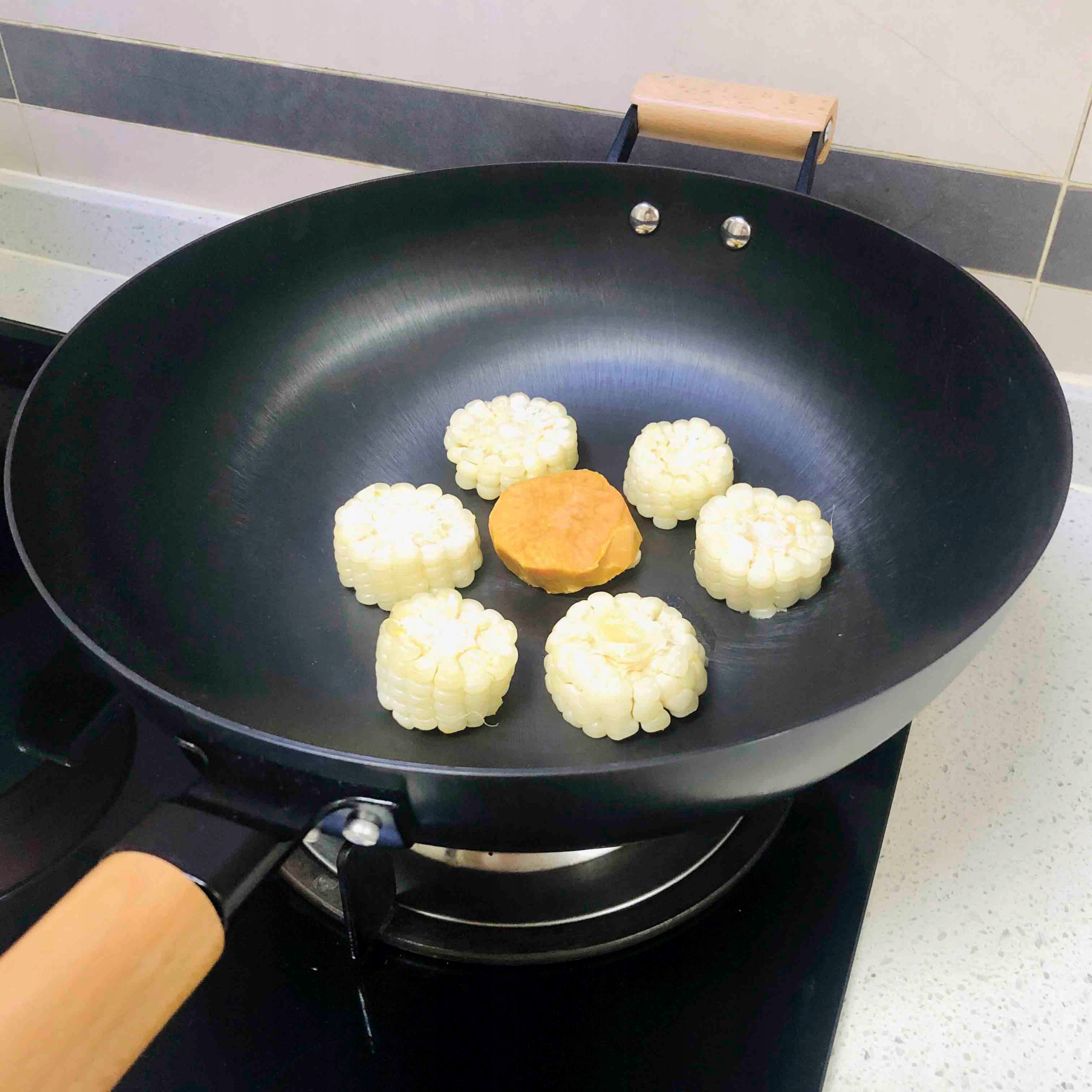 Wok żeliwny na indukcję 32 cm NA PREZENT Średnica 20 cm