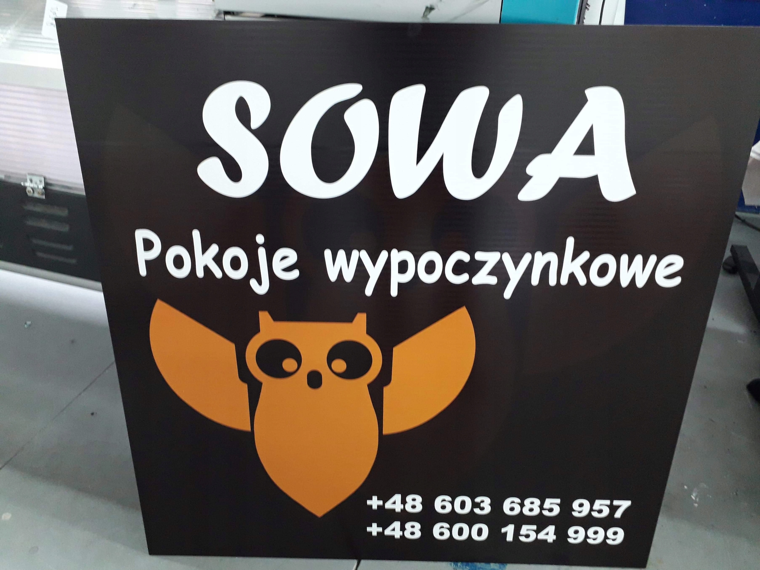 TABLICA SZYLD PŁYTA PCV A2 GR. 5 mm LOGO grafika