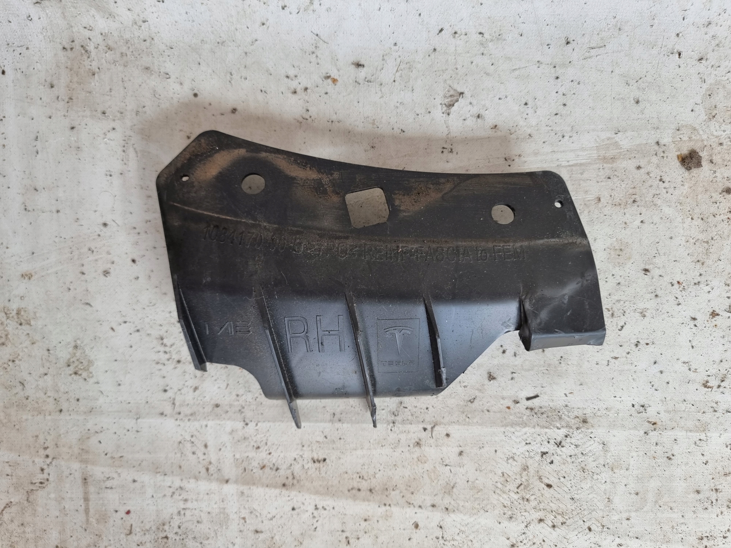 TESLA MODEL 3 17-> holder of a bumper right front 1084170-00-B