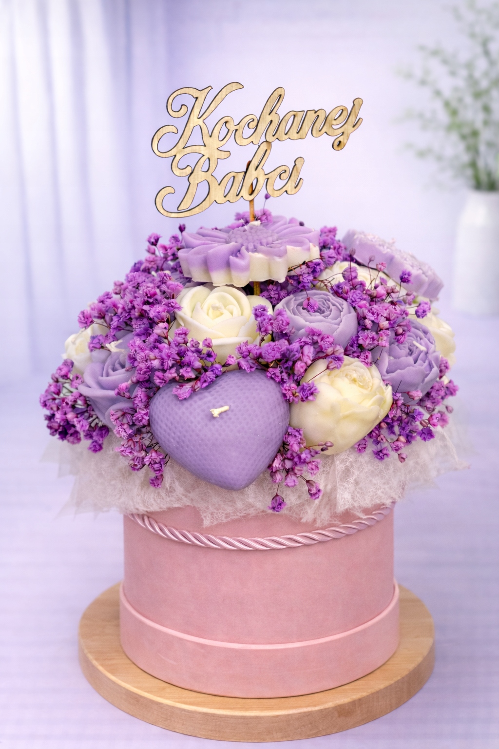 Dárek ke Dni babiček Flower box – věčná kytice sójových svíček