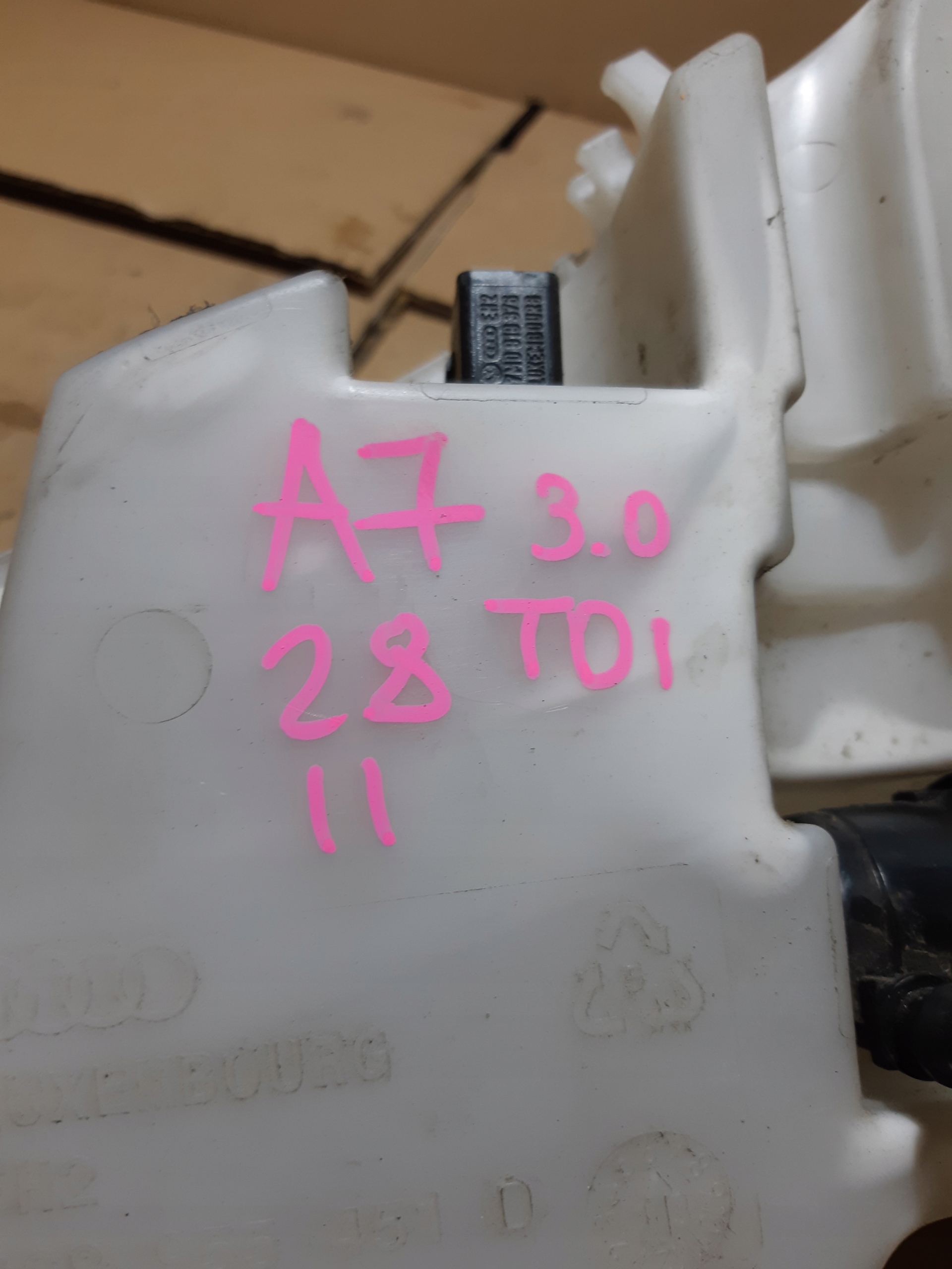 AUDI A7 4G Réservoir eau essuie glace 4G8955451D