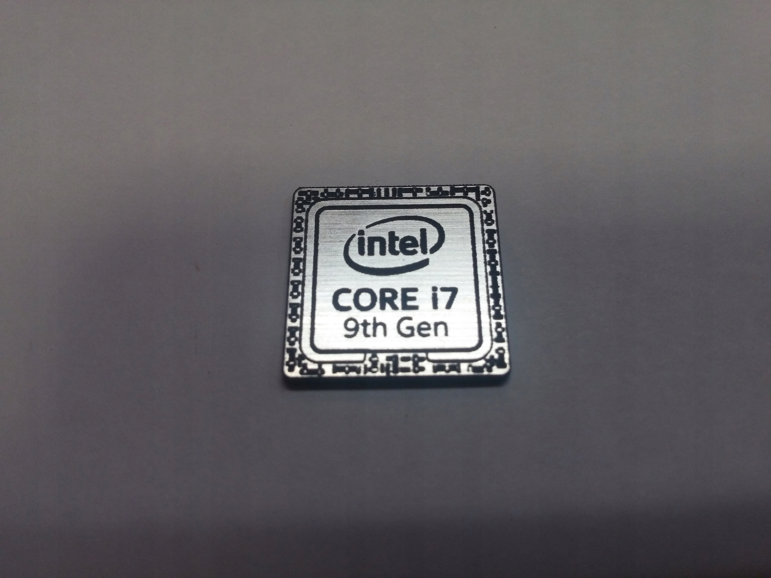 

Intel Core i7 9th Gen naklejka emblemat 18 x 18 mm