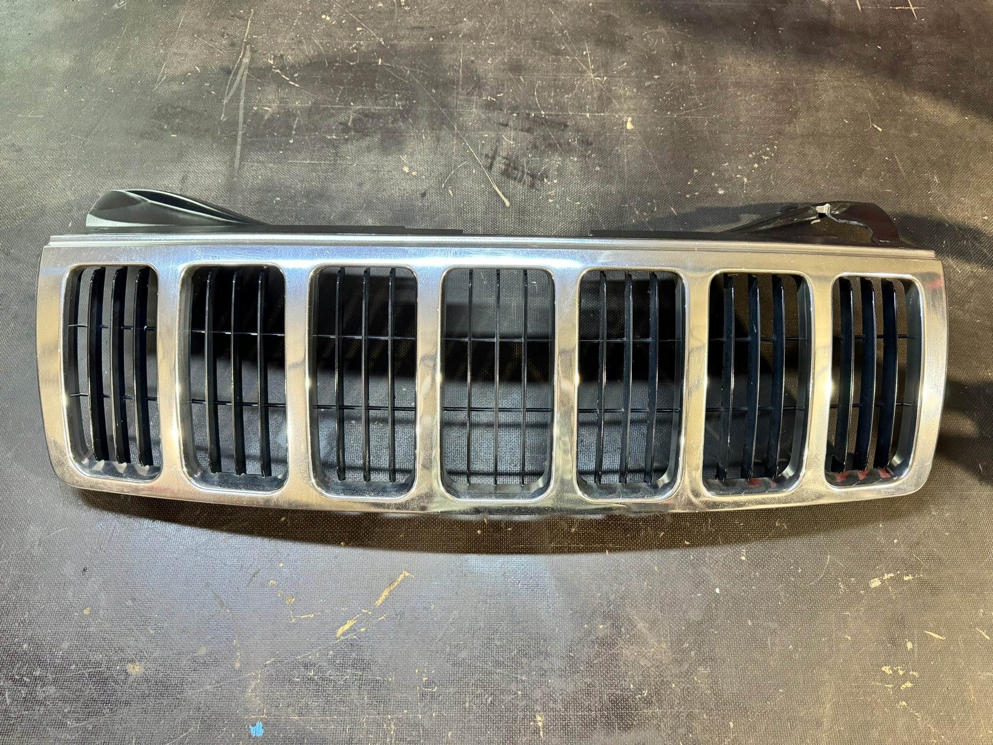 JEEP GRAND CHEROKEE WK ATRAPA GRILL ZDERZAKA